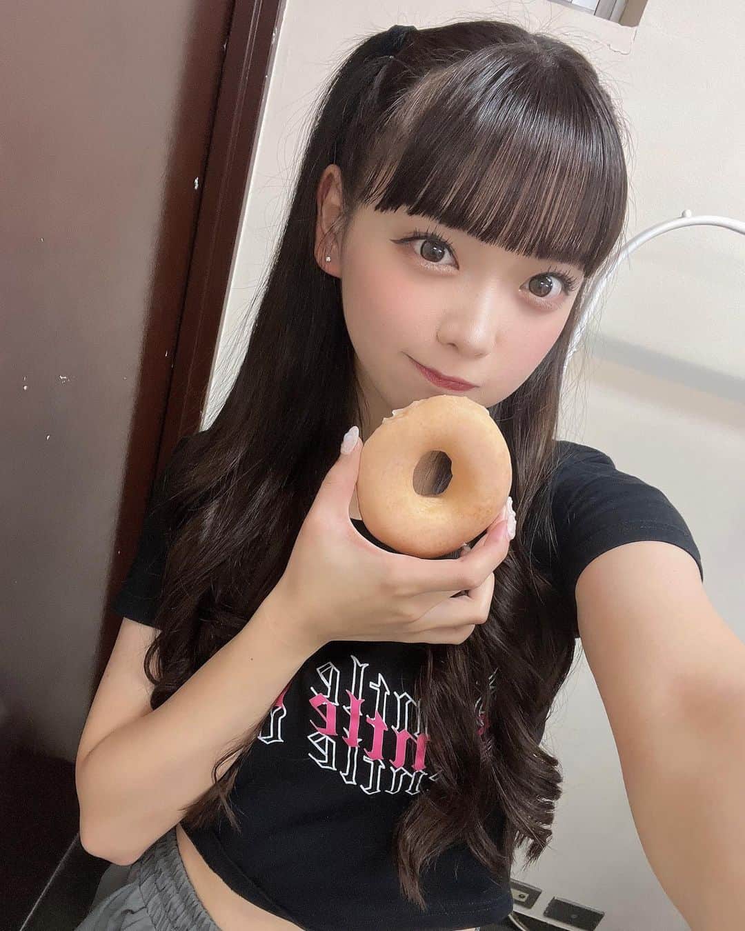 のインスタグラム：「甘いのだいすき🍩💗 ･  #ドーナツ #クリスピークリームドーナツ  #スイーツ #ハーフツイン #ぱっつん前髪  #ロングヘア #巻き髪 #tシャツ  #ootd  #ひめりの私服はこれだ」