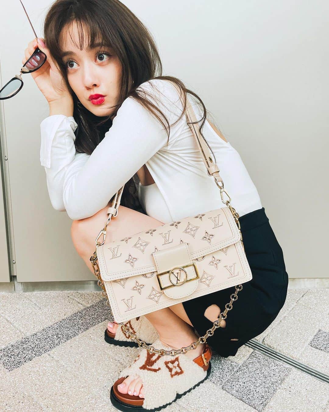 谷まりあさんのインスタグラム写真 - (谷まりあInstagram)「今日も頑張ったのだけど、最後はちょっと疲れて座っちゃいました🥺  ゆっくり休んでくださいねんおやすみなさい😴💤  Thank you @louisvuitton #GiftedbybyLouisVuitton」9月27日 23時25分 - mariaaaa728