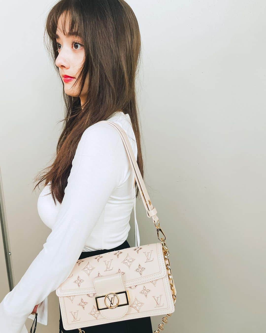 谷まりあさんのインスタグラム写真 - (谷まりあInstagram)「今日も頑張ったのだけど、最後はちょっと疲れて座っちゃいました🥺  ゆっくり休んでくださいねんおやすみなさい😴💤  Thank you @louisvuitton #GiftedbybyLouisVuitton」9月27日 23時25分 - mariaaaa728