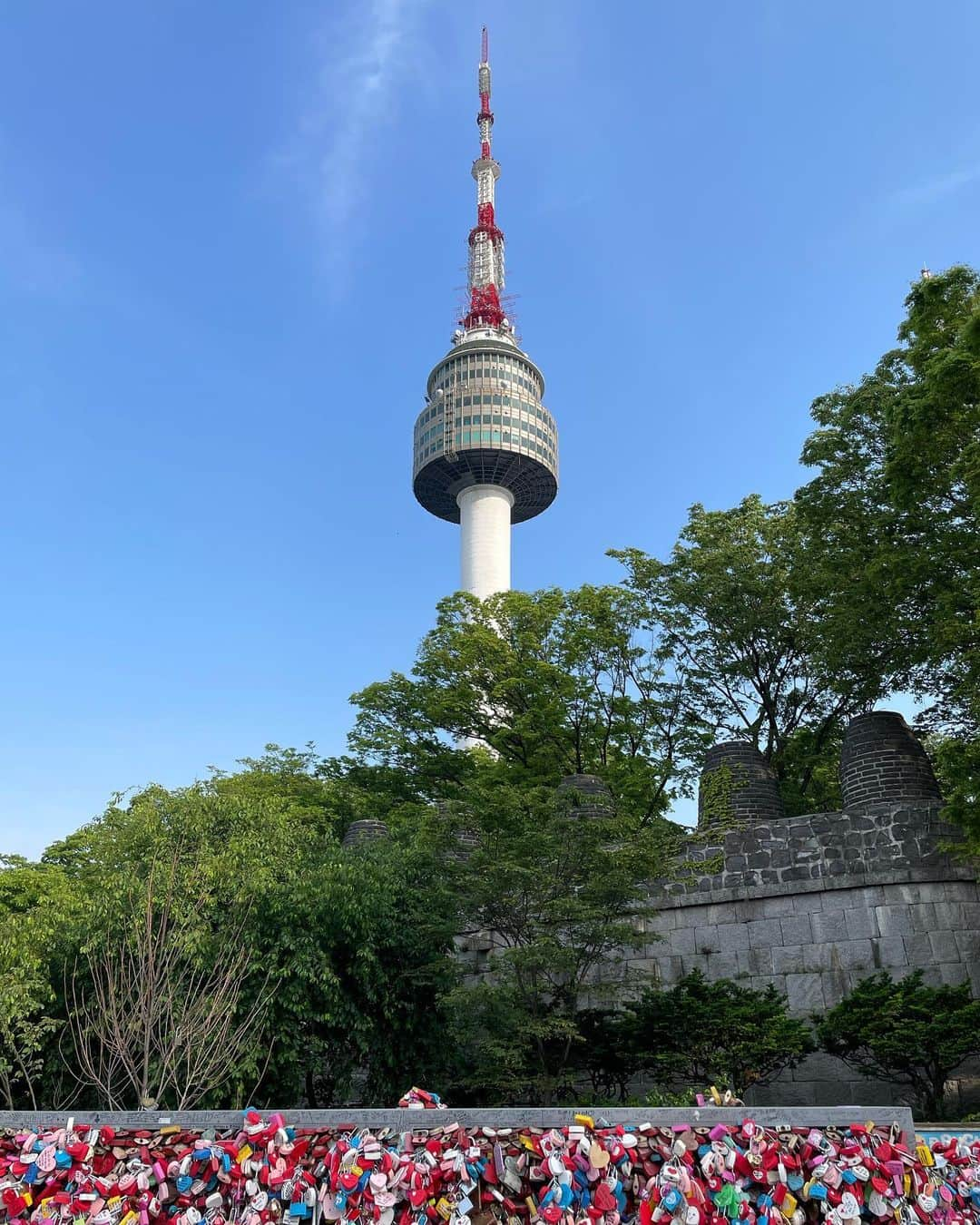 高井香子のインスタグラム：「【Nソウルタワー🗼】  20年以上韓国に行ってるのに、 実は初めて行った #N서울타워  南京錠で有名だよねっ🫶  実際行ってみたら... プロジェクションマッピングがあったり、ケーブルカー🚠は中々スリリング。笑 たまたまこの時はラコステイベントしてて、アイドル待ちの人がすごかったです🫨  行きはバスで、行ったんだけど 帰りはてくてく明洞まで歩きました🚶‍♀️ 天気が良かったら良い散歩コース！  韓国にいるお友達曰く、 夜景がとにかく綺麗だから、夜に行くのがオススメ！との事。 （夜23時とかまで開いてるの）  なので次回は夜に行ってみようと思います🥰  #N서울타워 #Nソウルタワー #南山タワー #韓国 #韓国旅行」