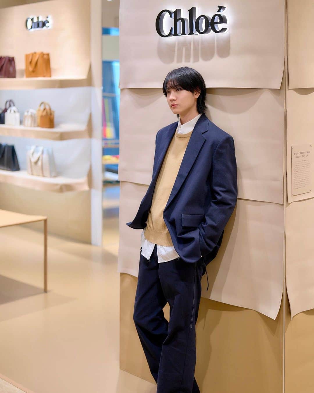 桜田通のインスタグラム：「Chloe  銀座三越でクロエの『Woodyコレクション』のポップアップブティックがオープンしているので遊びに行きました✨ レザー素材の"Woody bag"にフォーカスし、日本未発売の新色を含む幅広いカラーバリエーションが展開されています！ さらに会期中にハンドバッグをご購入のお客様に、クロエのアーカイブファブリックを用いた風呂敷で特別にラッピングのサービスを実施されています😌  クロエらしい環境に対するサステナビリティへの情熱や、レザーのクラフトマンシップのこだわりが感じられる素敵なコレクションが揃っていました✨  9月27日より1週間、銀座三越で開催中です！ お近くの方や気になる方は是非見に行ってみて下さいね✨  @chloe #chloe #PR」