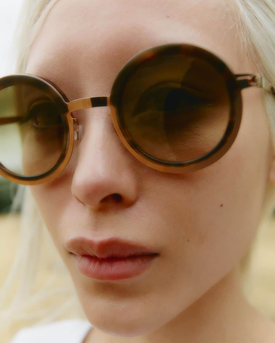 MYKITAのインスタグラム：「Our new statement round - Kat aka @kidnapthekitty wears PHILLYS in Champagne Gold/ Galapagos. Handmade from circular stainless steel and ISCC PLUS certified Acetate Renew at the MYKITA HAUS in Berlin.  All campaign styles available now at mykita.com, MYKITA Shops and selected retailers worldwide.   Photography by Ben Beagent @ben088  #mykita」