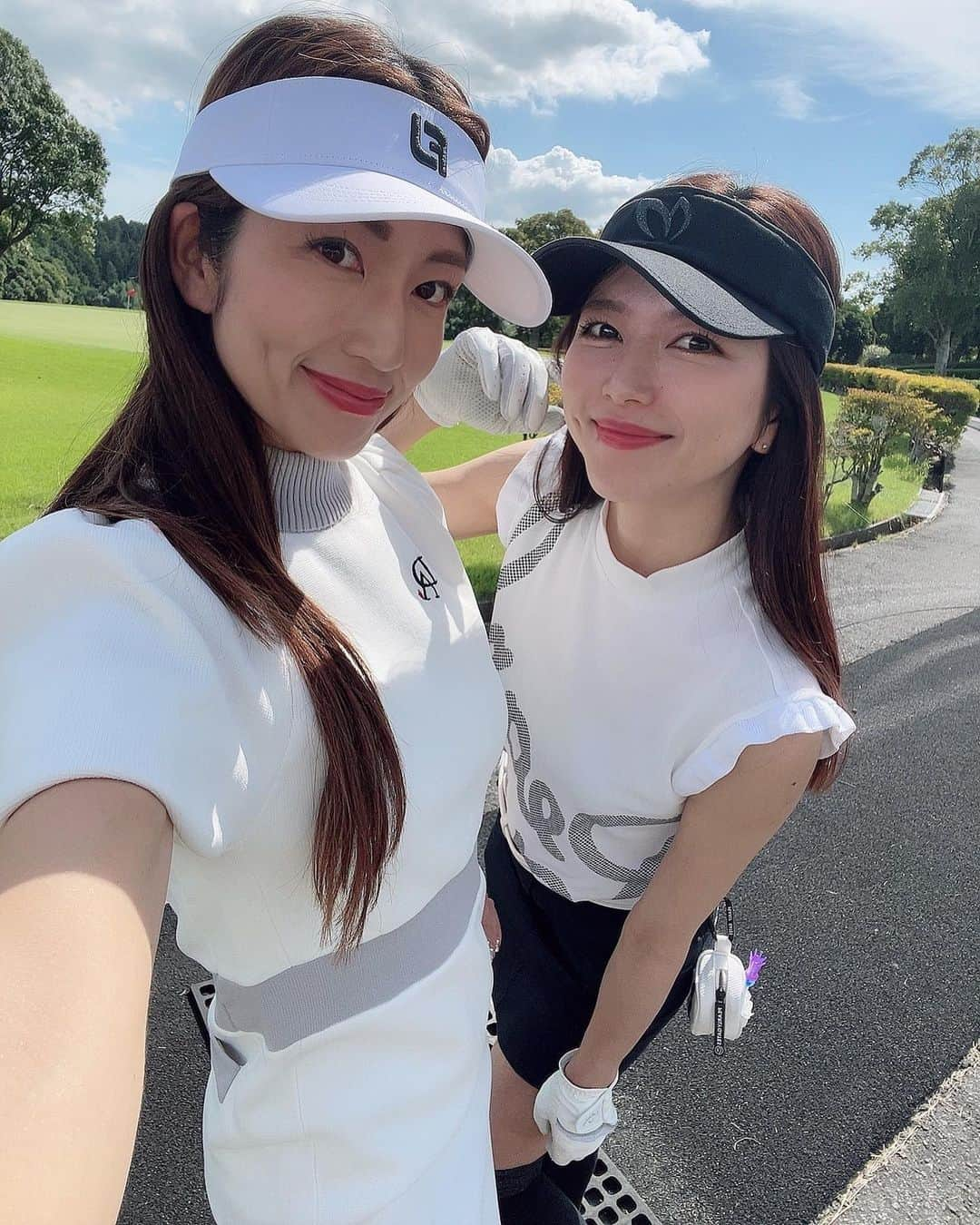 庄司ゆうこさんのインスタグラム写真 - (庄司ゆうこInstagram)「しおりちゃんとゴルフ⛳️✨ 秋晴れで最高に気持ちのいい気候でした❣️ ゴルフウェアは @douxavenir_golf ✨ xsサイズにしたらスカートめっちゃ短くてワカメちゃんになってしまったけど🤣 ゴルフウェアが可愛いとテンション上がるよね❣️ #ゴルフ#ゴルフ女子 #ゴルフウェア#ゴルフコーデ#ゴルフ好きな人と繋がりたい」9月27日 23時28分 - yuko.shoji