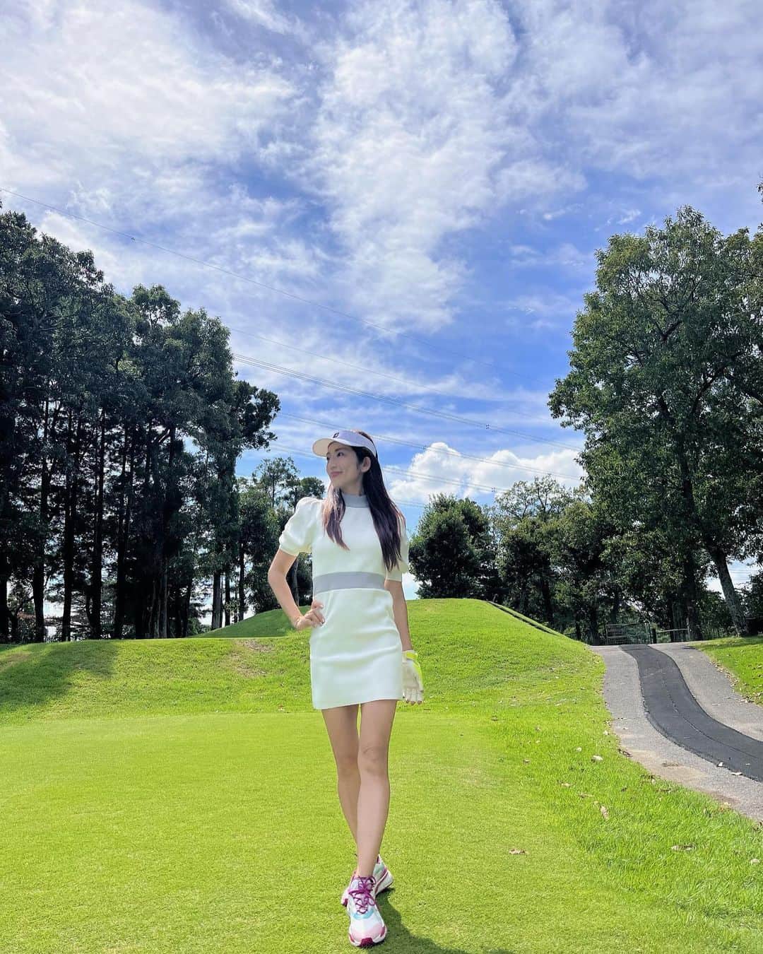 庄司ゆうこさんのインスタグラム写真 - (庄司ゆうこInstagram)「しおりちゃんとゴルフ⛳️✨ 秋晴れで最高に気持ちのいい気候でした❣️ ゴルフウェアは @douxavenir_golf ✨ xsサイズにしたらスカートめっちゃ短くてワカメちゃんになってしまったけど🤣 ゴルフウェアが可愛いとテンション上がるよね❣️ #ゴルフ#ゴルフ女子 #ゴルフウェア#ゴルフコーデ#ゴルフ好きな人と繋がりたい」9月27日 23時28分 - yuko.shoji