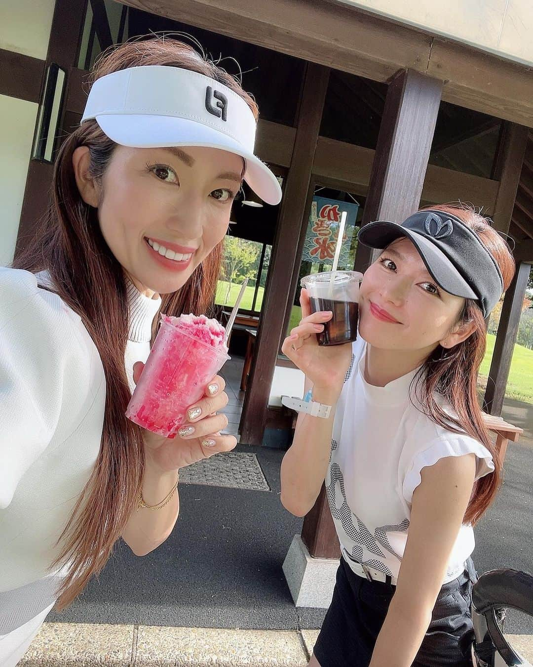 庄司ゆうこさんのインスタグラム写真 - (庄司ゆうこInstagram)「しおりちゃんとゴルフ⛳️✨ 秋晴れで最高に気持ちのいい気候でした❣️ ゴルフウェアは @douxavenir_golf ✨ xsサイズにしたらスカートめっちゃ短くてワカメちゃんになってしまったけど🤣 ゴルフウェアが可愛いとテンション上がるよね❣️ #ゴルフ#ゴルフ女子 #ゴルフウェア#ゴルフコーデ#ゴルフ好きな人と繋がりたい」9月27日 23時28分 - yuko.shoji