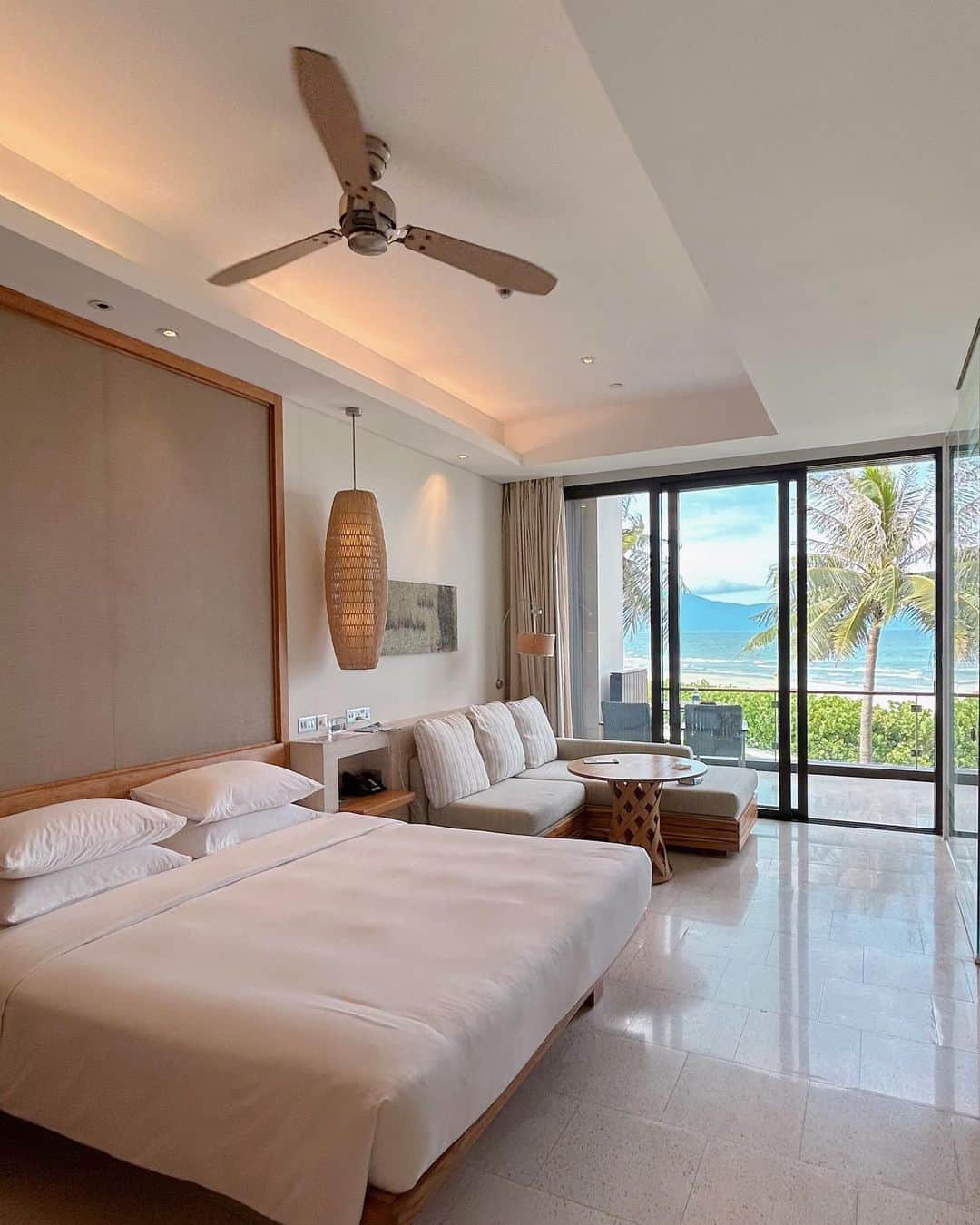 makoのインスタグラム：「♡  Vietnam🏨🇻🇳  クラブラウンジが使えるお部屋がおすすめ🤍 専用のプールやジム 朝食は勿論、夕方にはお酒や軽食もついてたよ🍸  お正月ぶりにゆっくり長時間旦那さんと過ごした👨🏻🤣w  次はホイアン編💁🏼‍♀️」