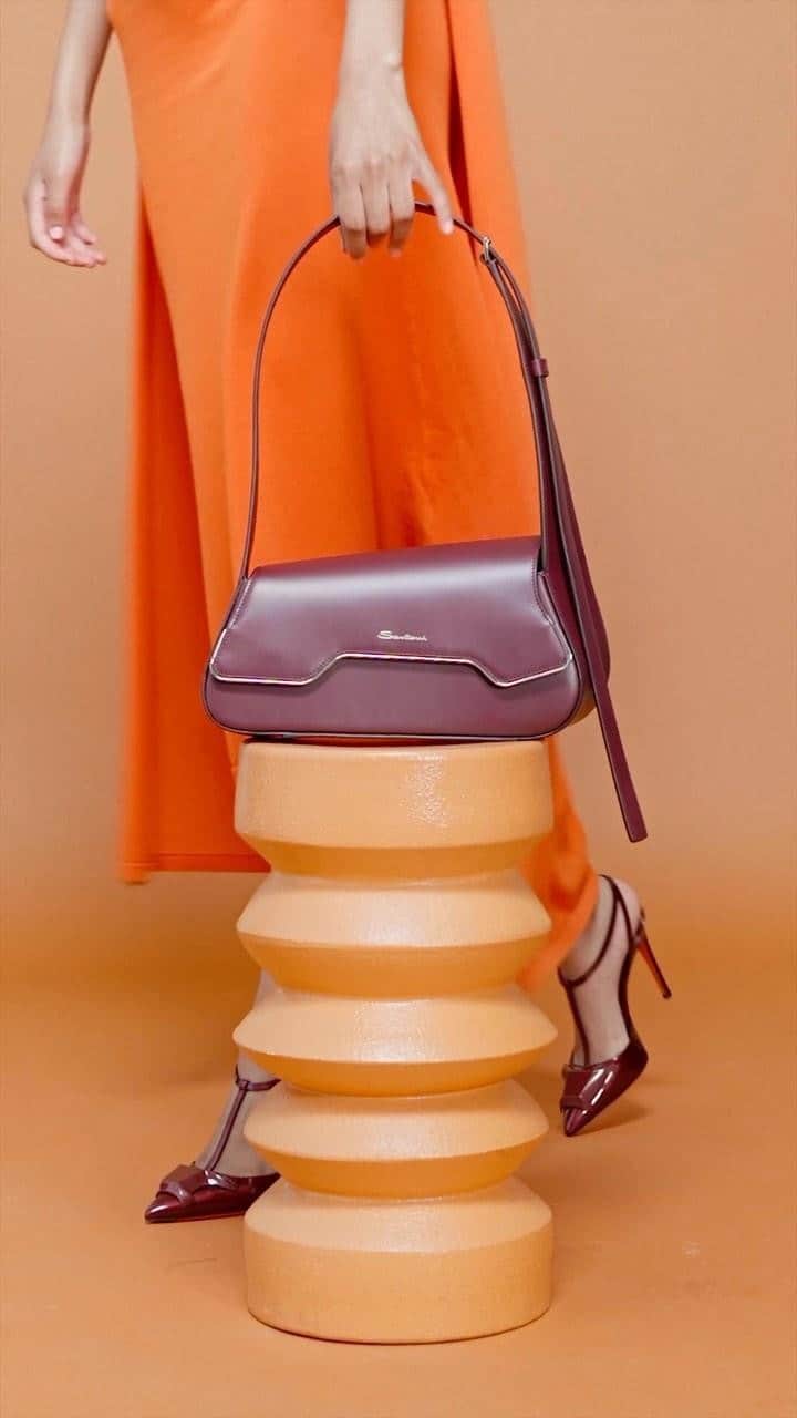 サントーニのインスタグラム：「Grab hold and feel the difference. #ThePlutoBag—a study in understated elegance—is the epitome of #Santoni artistry and craft.   #SantoniFW23」