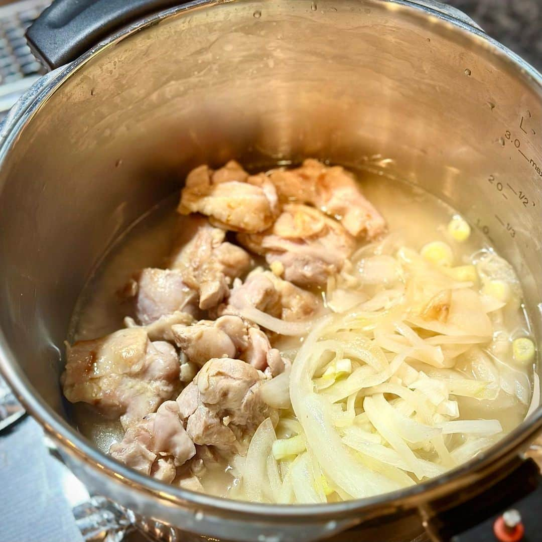 パク・ヨンインさんのインスタグラム写真 - (パク・ヨンインInstagram)「우당탕탕 도쿄 집 밥 라이프.🍚 저 따뜻한 밥 너무너무 잘 먹고 잘 지내고 있어요.😜 모두모두 보고싶어요.❤️」9月27日 23時35分 - urbanzakapayongin