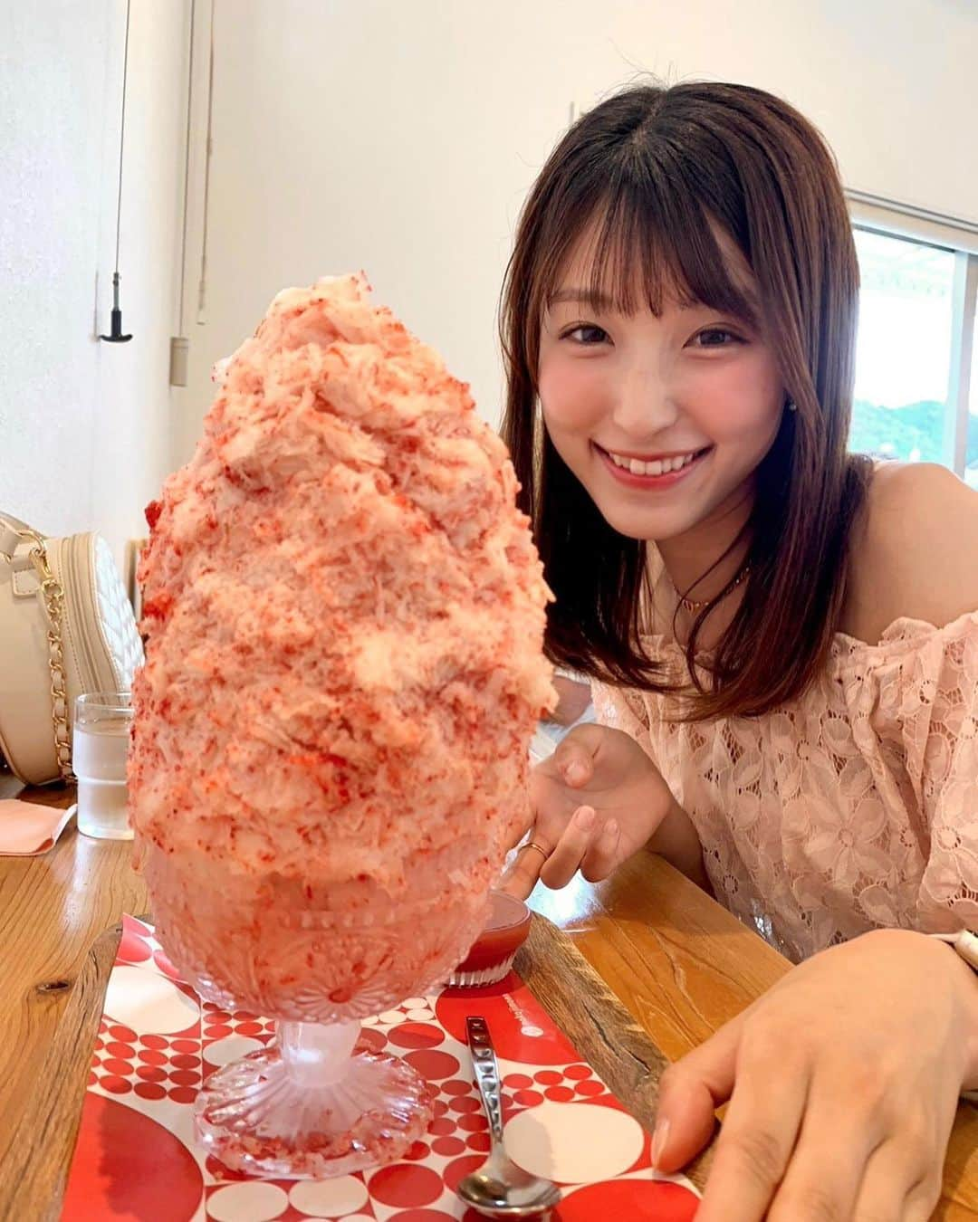 白木愛奈のインスタグラム：「この前、ずっと気になっていた、 #なかじま園農園カフェ のいちごを食べに🍓😋  9月末まで限定のいちご削り氷をいただきました。 出てきた瞬間その大きさにびっくり！ ひとつ食べ切ると、満足感がものすごかったです♪  これからいちごの旬がやってくる…楽しみですね😆😆  そして、、きょうのてくてくみっけ旅のロケはなかじま園さんの近くの静岡市葵区羽鳥でした😊 放送もお楽しみに〜✨  #いちごパフェ #いちご削り #静岡観光 #いちごLove #完食」