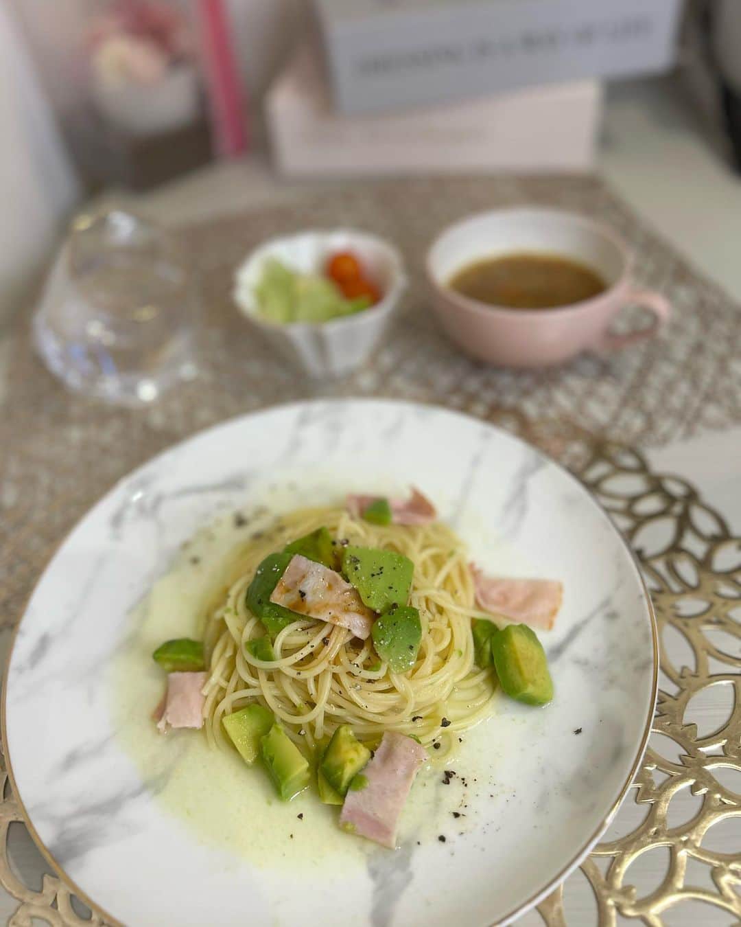 のインスタグラム：「アボカドとベーコンの和風パスタ☺️ たまには手抜き🥰」