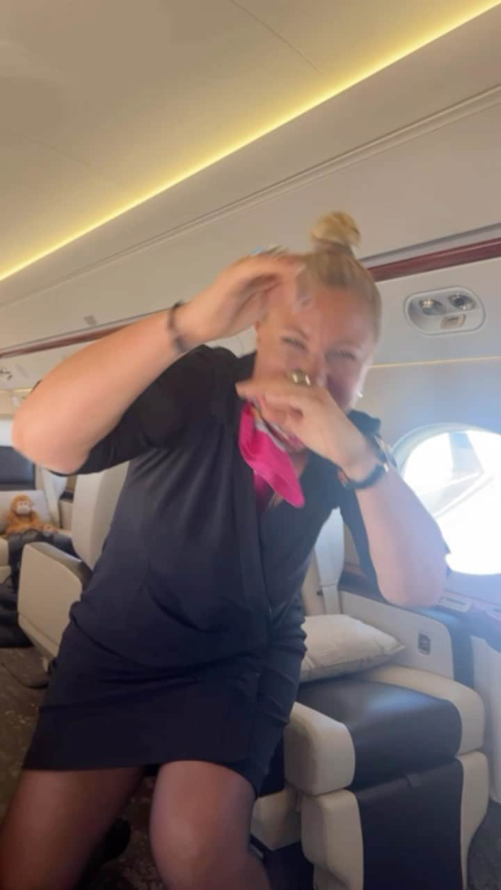 ホーリー・ソンダーズのインスタグラム：「Even our favorite flight attendant Aleca has moves! Lol」