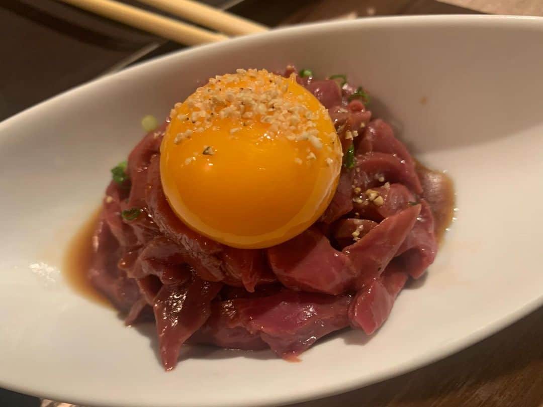 昴生のインスタグラム：「晩飯！！ #仕事終わり #益若さんと #ゆきりぬちゃんと #家族と晩ご飯！ #ホルモンとく さん！ #うまいー！ #ハツユッケ刺し #から始まって #レバー #ハラミ #めっちゃ食べました！ #チャンタマご飯！ #チャンジャと玉子とご飯！ #まろやかさとピリ辛のコンビネーション！ #うちの嫁が #益若さんに感謝してた！ #一重やった目が益若さんのプロデュースしてはるつけまつげによって #二重になったと！ #人生変わったと！ #今日これだけは言おうと決めてたらしい！ #一重の嫁やったら #もしかしたら出会ってなかったかもしれん！ #ありがとう益若さん！ #うちの息子がいるのは益若さんのおかげや！」