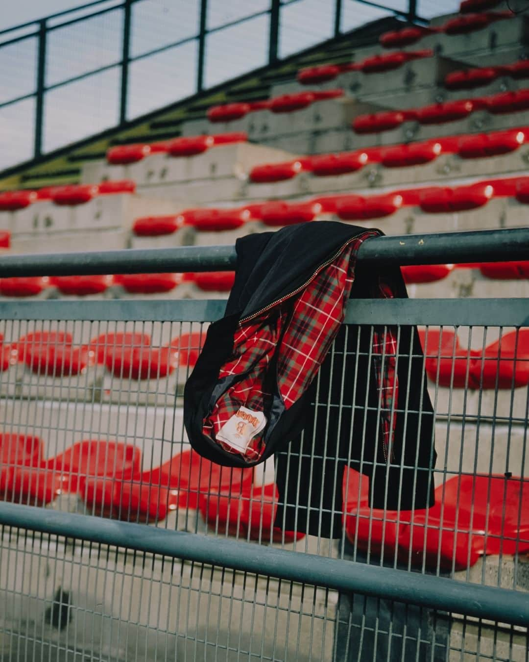 バラクータさんのインスタグラム写真 - (バラクータInstagram)「Baracuta's always on the sidelines cheering you on.  Featuring the G4 Jacket in Black  #baracuta #baracutag4 #football #baracutapeople #britishculture #britishstyle #g4jacket」9月27日 23時37分 - baracuta