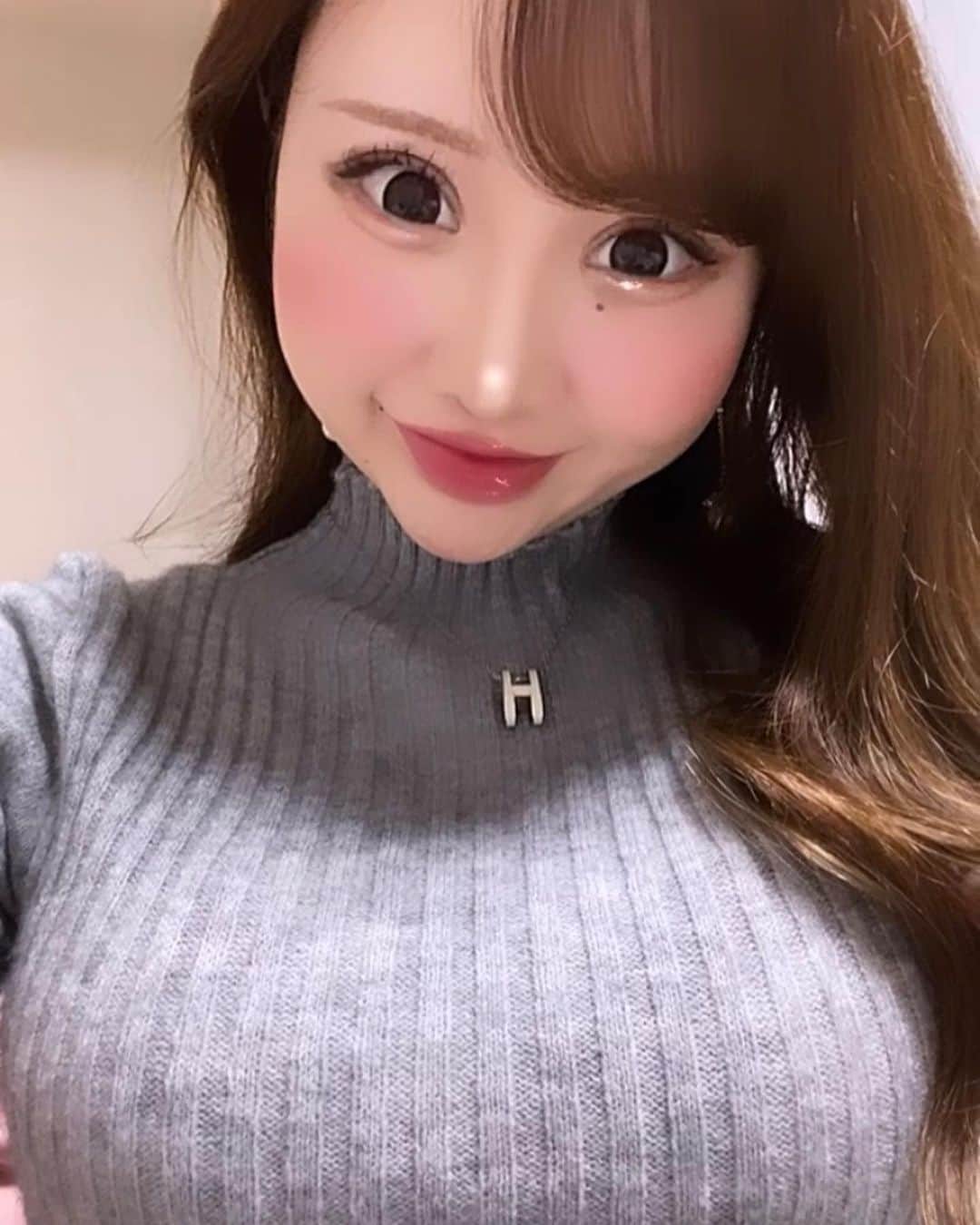 のインスタグラム：「秋のネイルに変えてきた💅🍁🍂 ⁡ ⁡ ⁡ ⁡ ⁡ ⁡ ⁡ ⁡ ⁡ いつもはピンクか白が多いけど ⁡ ⁡ ⁡ ⁡ ⁡ ⁡ ⁡ ⁡ ⁡ ⁡ ⁡ 秋なので落ち着いたグレージュにニュアンスネイル💖 ⁡ ⁡ ⁡ ⁡ ⁡ ⁡ ⁡ ⁡ ⁡ ⁡ ⁡ ネイリストさんのセンスがいいのでいつもお任せなんだけど ⁡ ⁡ ⁡ ⁡ ⁡ ⁡ ⁡ ⁡ 今回もとっても可愛くしてもらいました💅💖」