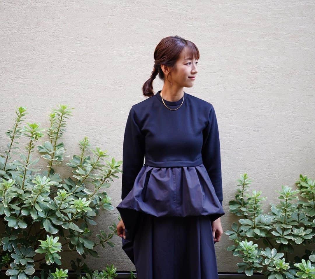 前田有紀のインスタグラム：「朝晩が涼しくなってきたのでやっとやっと秋物を存分に着られる！  ふわっとしたスカートとコンパクトなトップスが組み合わさったクリオネシルエットコンビドレスのネイビー。@newans.official   ワサッとかぶってしまえば、コーディネート完了なのが助かる。 切り替え位置が高いので脚長に見える効果もあり。お花の仕入れなどの作業でも汚れが目立たないのがありがたい。今週もこのワンピースが楽ちんで、このまま花担いで搬入してました。  ゴールドのチェーンネックレスは、母から譲り受けたもの。私が子どもの頃からいつも身に付けてた母のお守りのようなネックレス。大切にしよう。写真はみどりちゃんが撮ってくれました、ありがとう♡ @mii0918   onepiece : @newans.official shoes: @offen_gallery  #newans #pr」