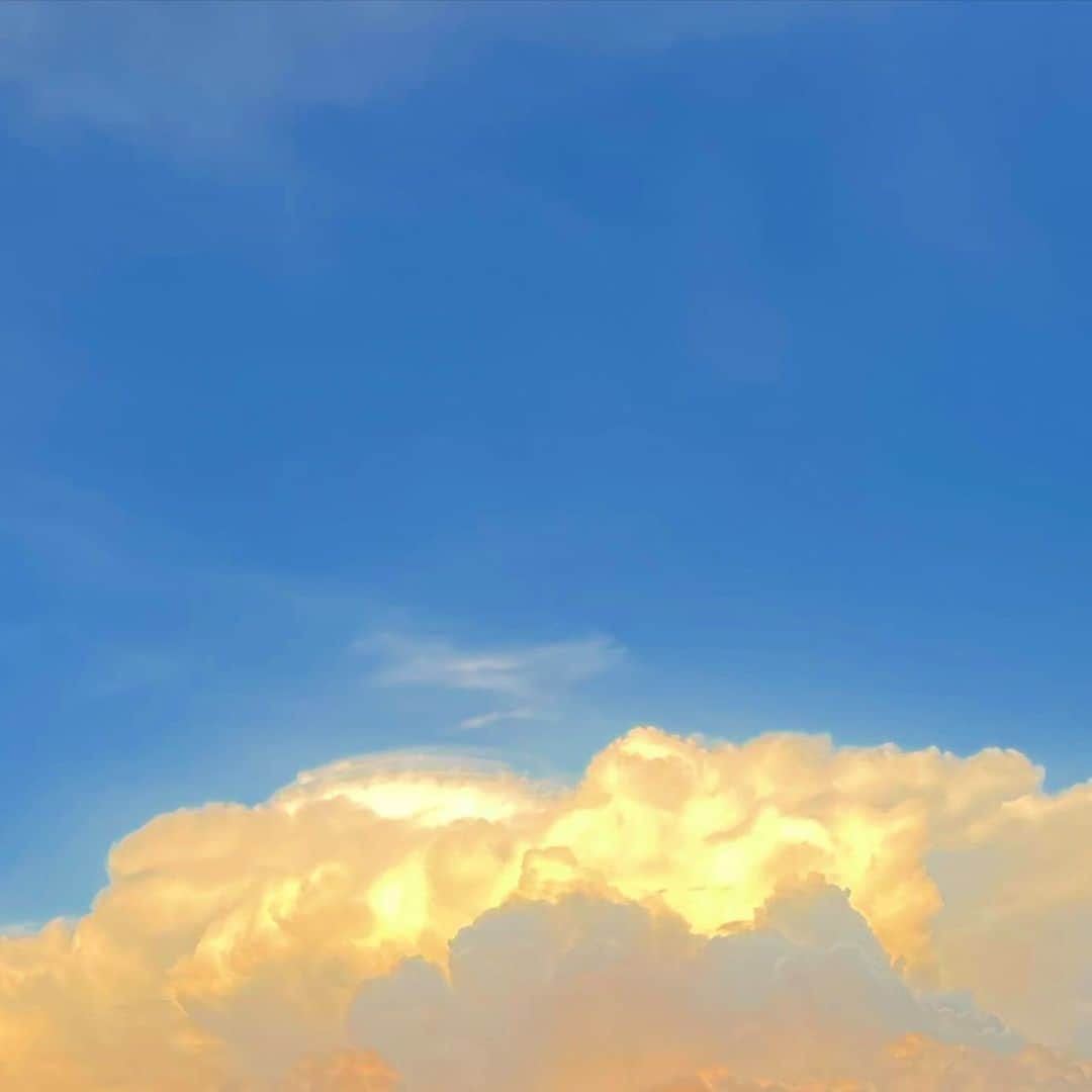 のインスタグラム：「夏の残り雲」