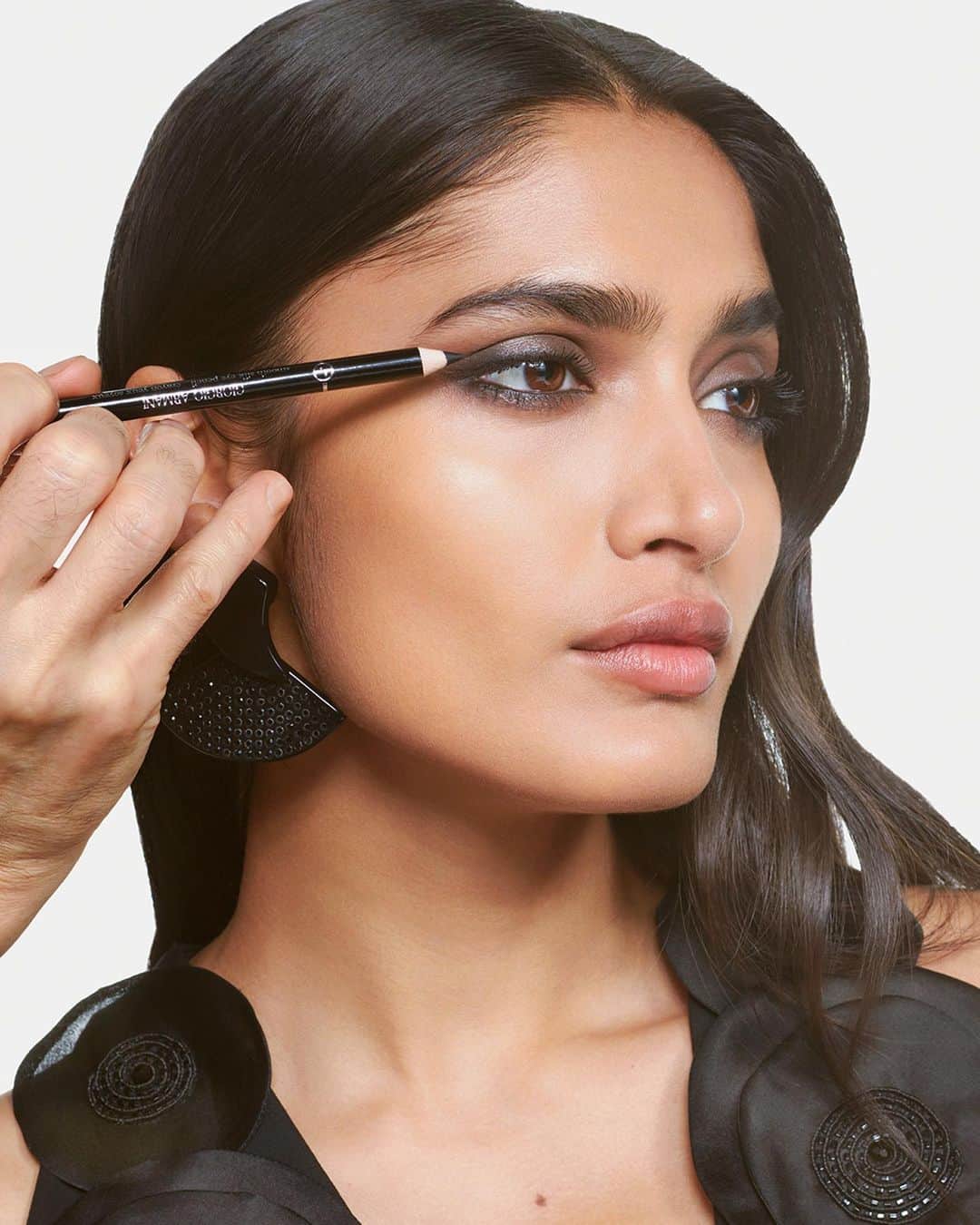 Armani Beautyさんのインスタグラム写真 - (Armani BeautyInstagram)「Smokey staples. Intensify the eyes this fall with the deep shades of EYE TINT and sleek SMOOTH SILK EYE PENCIL, which blend flawlessly with a bold LIP POWER to create a glamorous look.  Recreate the look: -LUMINOUS SILK GLOW BLUSH in shade 30 -EYE TINT in shades 36 and 99, matte finish -SMOOTH SILK EYE PENCIL 4 -EYES TO KILL CLASSICO MASCARA -LIP POWER in shade 204  #Armanibeauty #EyeTint #EyesToKill #ArmaniLipPower #EveningMakeupLook」9月30日 21時00分 - armanibeauty