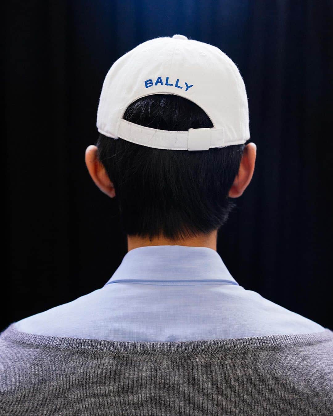 バリーのインスタグラム：「BEHIND THE SCENES  Photographer: Alex Dobé  @alextrescool   #Bally #BallySS24 #MFW」
