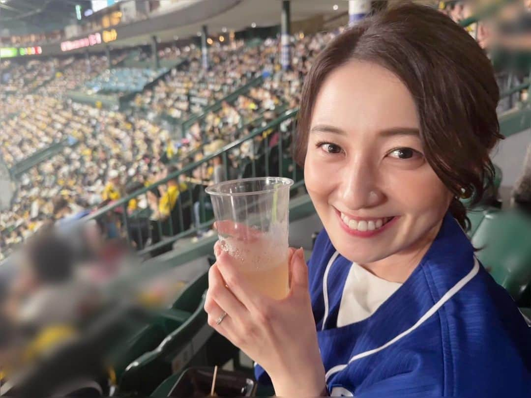 久野静香のインスタグラム：「＊ 関西に引っ越して、 甲子園球場に何度も足を運んで、 今まで観戦した試合全て 中日が負けていたんですが… ⁡ 今日初めて、中日が勝ちました😭😭 嬉しいーーーー！！ ⁡ #中日ドラゴンズ」