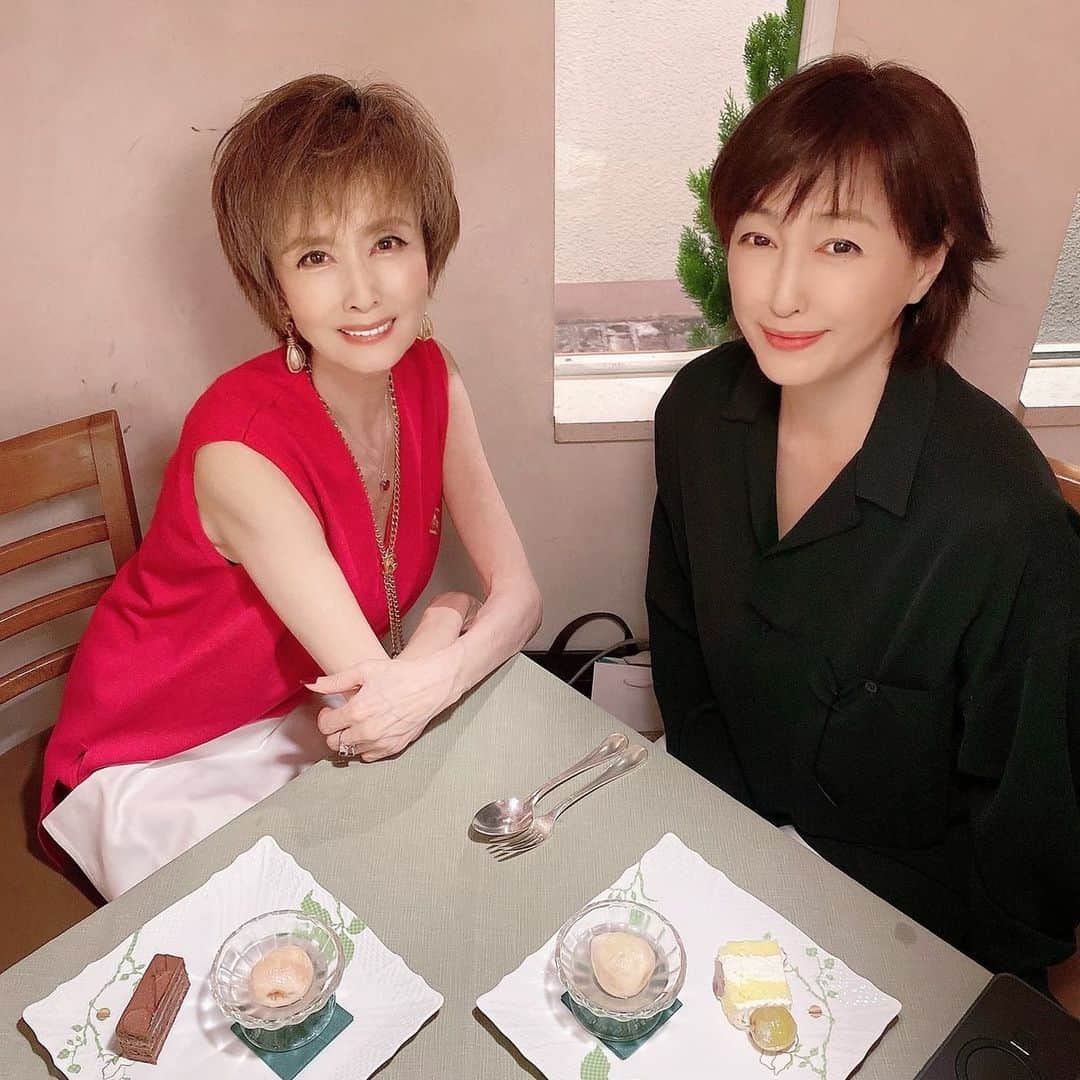 高島礼子さんのインスタグラム写真 - (高島礼子Instagram)「初めてお会いしたのは 1996年「陽炎2」と言う松竹映画です 初日、緊張してる私に プッチンプリンを差し入れして下さり 一気に、心が楽になりました🍮 随分ご無沙汰してましたが 変わらず、笑顔で 優しい言葉と、前向きな会話、元気を頂きました😀 ありがたいです✨  #小柳ルミ子  さん #出会い #映画」9月27日 23時46分 - reico.official