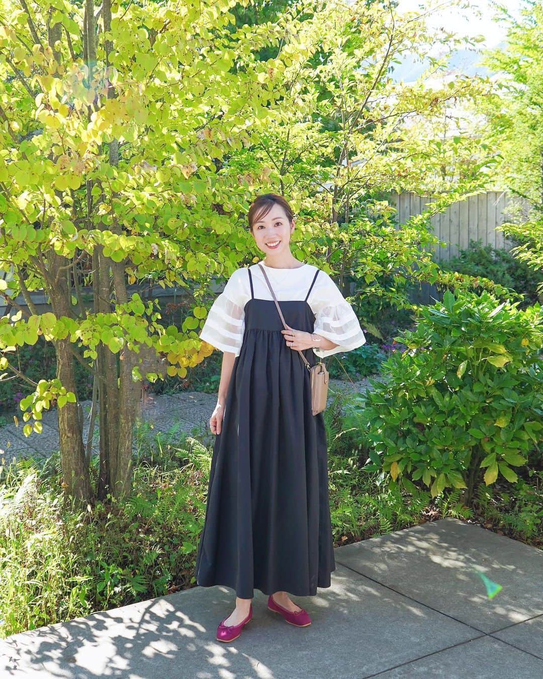 泉マリコさんのインスタグラム写真 - (泉マリコInstagram)「最近はぐっと秋らしい気候になってきましたね🍁先週末は秋のお花を楽しみに河口湖へ🚗 コスモスが可愛らしくて、富士山もしっかり拝めて最高の散歩日和でした🌸 . お散歩しやすいように @kurun_official のバレエシューズを履いて行ったよ🩰kurun TOKYOの靴は軽くて履き心地が最高すぎて以前からファンなんです🥰今回ウォータープルーフスエードに新色が出たとのことで💕ベリーピンクに挑戦❣️ベーシックカラーコーデのアクセントになって良きです🫶 このルックスで雨の日も安心して履けるって画期的☔️😳蒸れにくいから素足でも驚くほど快適です😭 . 現在POP UPが開催中🫶ぜひ手にとって見てほしい💕 ※Waterproof suede 新色「ベリーピンク」 はPOP UP STOREにて先行発売 ＜東京＞ 開催場所：玉川髙島屋S・C 南館1階 POP UP SQUARE 日時：2023年9月1日(金)～10月1日(日) . . #kuruntokyo #クルントウキョウ #バレエシューズ #ウォータープルーフシューズ #ママコーデ #秋コーデ #frene #ドライブ日和」9月27日 23時47分 - mariko_i0902