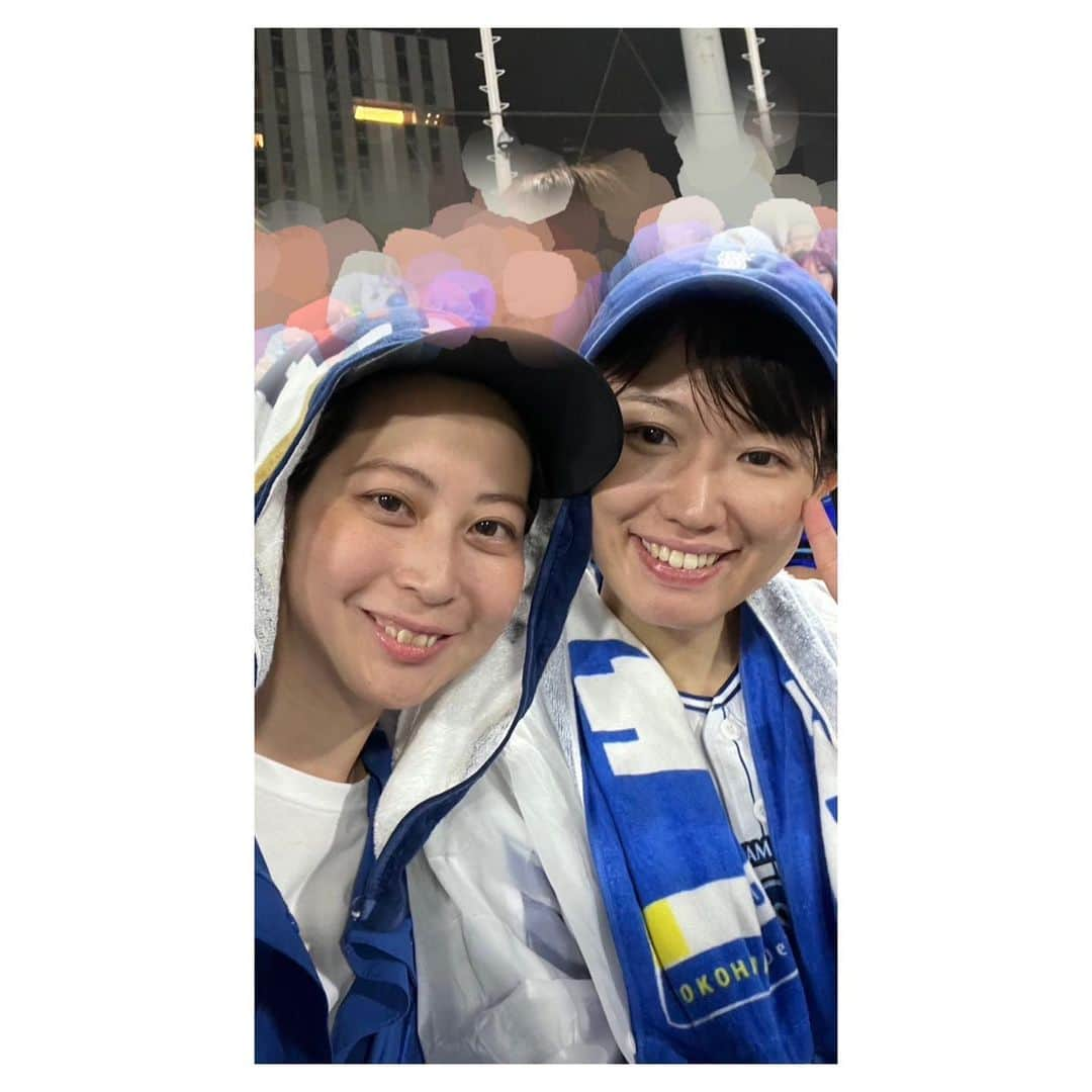 一木千洋さんのインスタグラム写真 - (一木千洋Instagram)「雨の野球観戦⚾ ☔   この日はピンポイントで雨で試合やるのかやらないのかハラハラしながら昼間過ごした気がする…！  寒いけど気にせずアイス食べて、勝ててほっとしたな～✨  いつもはDeNAファンの友達にチケット取ってもらうけど、今回は自分で取りました(成長…！)  ビジターチケットどこ座っていいのかすっっごく悩んだけど、斜め上に応援の妖精さん(とても楽しそうに応援歌を歌っていた男性の方)がいたので私も大きな声で思いっきり応援できました💪✨  今年はこの試合が最後の現地観戦かも…！  #DeNAベイスターズ #ベイスターズ #スターマン #31アイスクリーム #神宮球場」9月27日 23時47分 - ikkichihiro