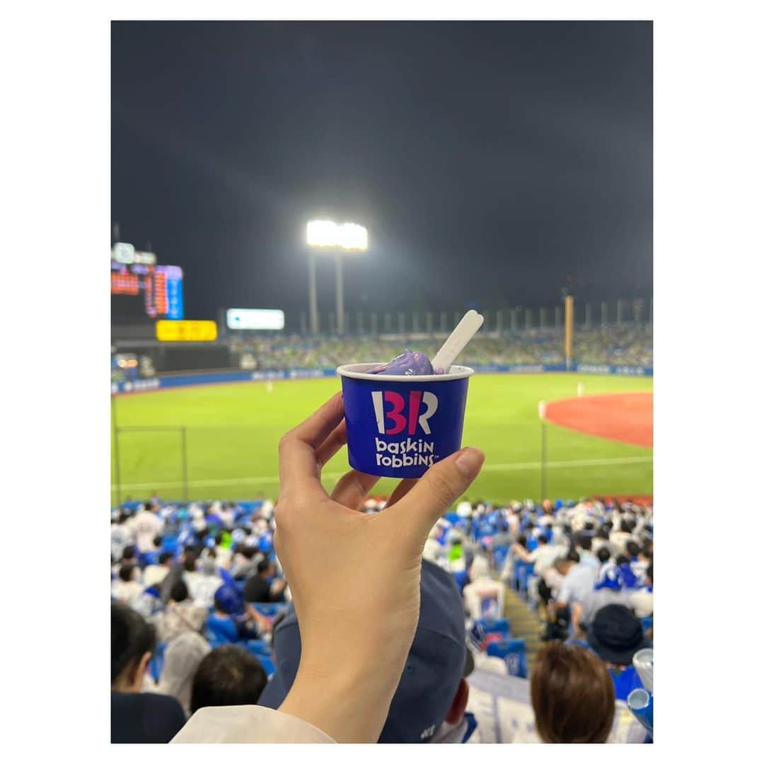 一木千洋さんのインスタグラム写真 - (一木千洋Instagram)「雨の野球観戦⚾ ☔   この日はピンポイントで雨で試合やるのかやらないのかハラハラしながら昼間過ごした気がする…！  寒いけど気にせずアイス食べて、勝ててほっとしたな～✨  いつもはDeNAファンの友達にチケット取ってもらうけど、今回は自分で取りました(成長…！)  ビジターチケットどこ座っていいのかすっっごく悩んだけど、斜め上に応援の妖精さん(とても楽しそうに応援歌を歌っていた男性の方)がいたので私も大きな声で思いっきり応援できました💪✨  今年はこの試合が最後の現地観戦かも…！  #DeNAベイスターズ #ベイスターズ #スターマン #31アイスクリーム #神宮球場」9月27日 23時47分 - ikkichihiro