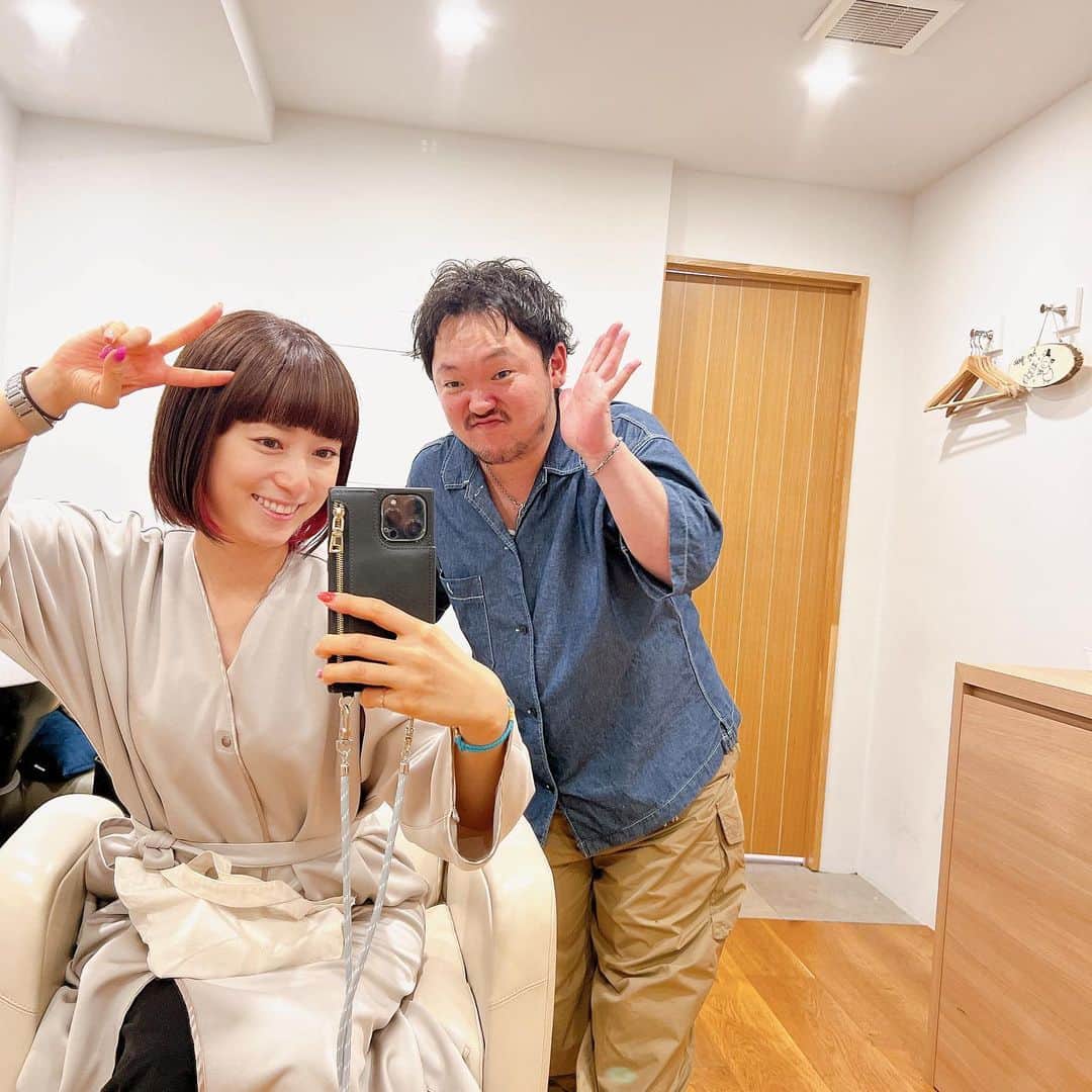 たかはしゆいさんのインスタグラム写真 - (たかはしゆいInstagram)「本日美容室day❤️ アリゲートさんへ行ってきました😄 @arigate_official  ・ カット→甲斐さん @arigate_kai @junyakai_arigate  後ろの長さはかえずに、のびのびだった前髪をキレイにカットしてもらいました💡めちゃくちゃいいかんじ😍 女の子は前髪めちゃ重要なの😘✨ ・ カラー→アツシさん @ari.gate_uchida.atsushi  前回より少しだけ明るめのブラウン+ピンクインナー💡 最近使っているアイシャドーのピンクと同じ色にしてもらいました😄✌️ ・ トリートメントもしてもらい #うるつや✨ # 女子力アップ⤴️ 髪の毛のお悩みなどもきいてくれていつも感謝です☺️ ありがとうございます❤️ ・ 1枚目と2枚目の甲斐さんがおちゃめさんです🤣 ・ #代官山 #美容室 #arigate #アリゲート #駅近サロン #前髪カット #ヘアカラー #インナーピンク #神カット #神カラー #秋スタイル #ショートボブ #ボブ #ショートカット女子 #たかはしゆい」9月27日 23時57分 - t.yuirin