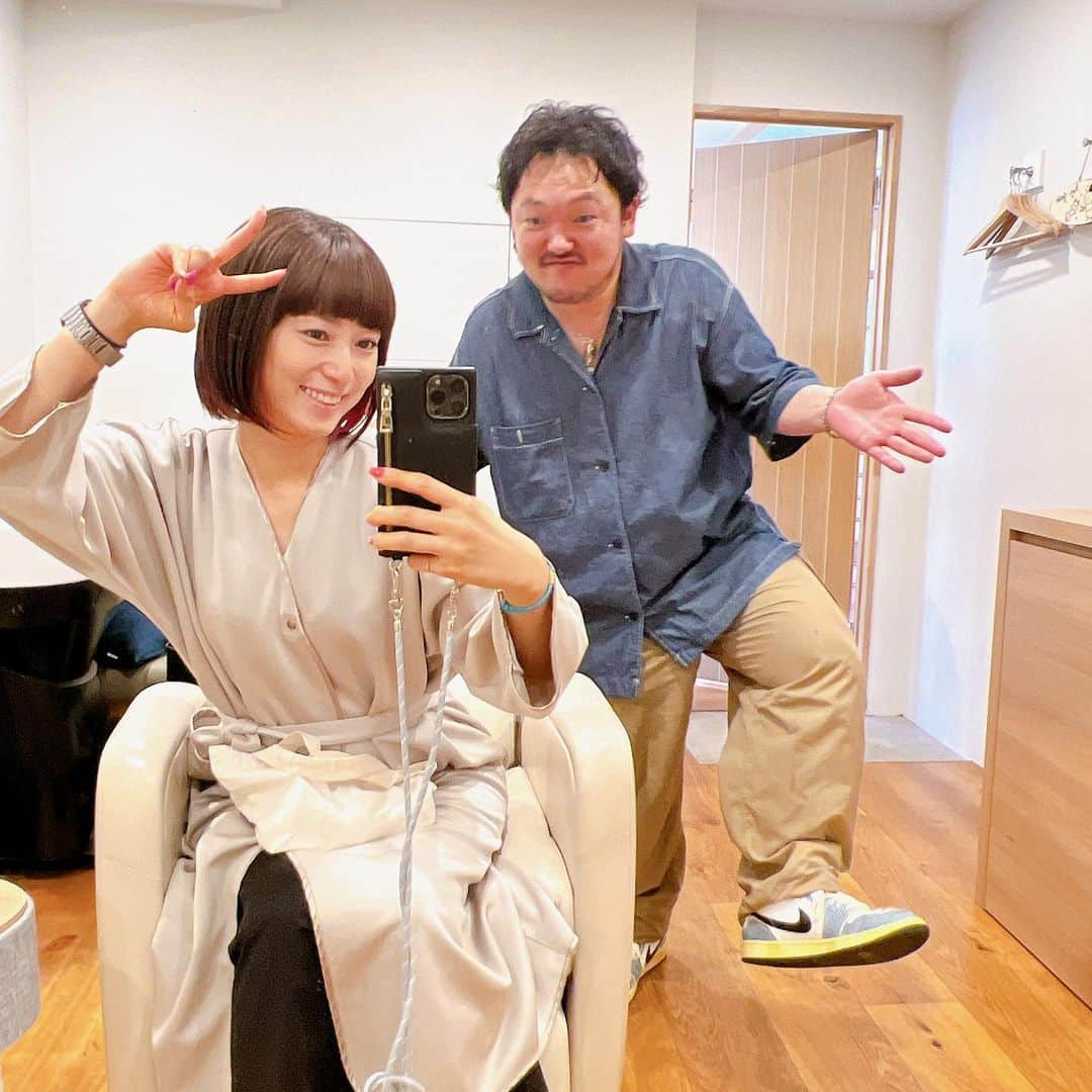 たかはしゆいさんのインスタグラム写真 - (たかはしゆいInstagram)「本日美容室day❤️ アリゲートさんへ行ってきました😄 @arigate_official  ・ カット→甲斐さん @arigate_kai @junyakai_arigate  後ろの長さはかえずに、のびのびだった前髪をキレイにカットしてもらいました💡めちゃくちゃいいかんじ😍 女の子は前髪めちゃ重要なの😘✨ ・ カラー→アツシさん @ari.gate_uchida.atsushi  前回より少しだけ明るめのブラウン+ピンクインナー💡 最近使っているアイシャドーのピンクと同じ色にしてもらいました😄✌️ ・ トリートメントもしてもらい #うるつや✨ # 女子力アップ⤴️ 髪の毛のお悩みなどもきいてくれていつも感謝です☺️ ありがとうございます❤️ ・ 1枚目と2枚目の甲斐さんがおちゃめさんです🤣 ・ #代官山 #美容室 #arigate #アリゲート #駅近サロン #前髪カット #ヘアカラー #インナーピンク #神カット #神カラー #秋スタイル #ショートボブ #ボブ #ショートカット女子 #たかはしゆい」9月27日 23時57分 - t.yuirin