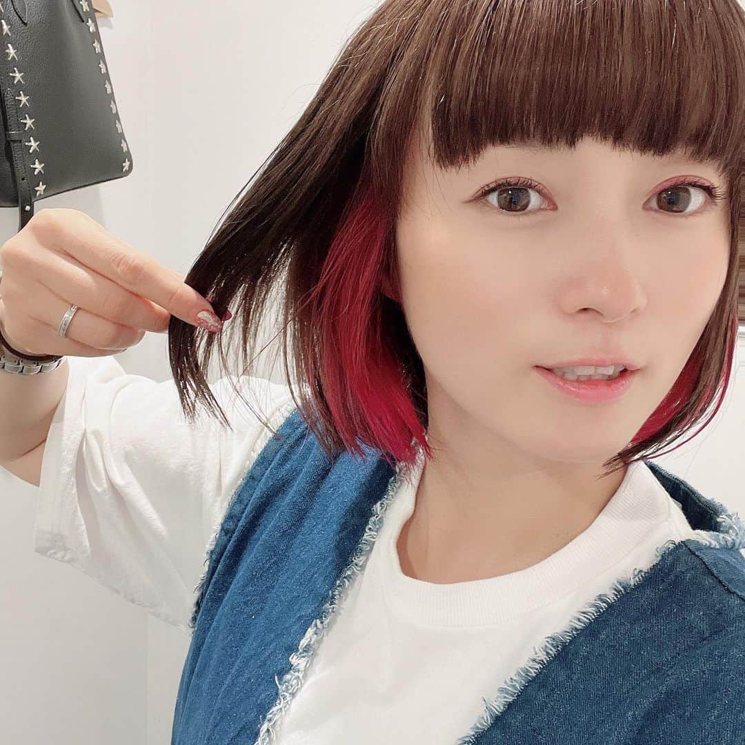 たかはしゆいさんのインスタグラム写真 - (たかはしゆいInstagram)「本日美容室day❤️ アリゲートさんへ行ってきました😄 @arigate_official  ・ カット→甲斐さん @arigate_kai @junyakai_arigate  後ろの長さはかえずに、のびのびだった前髪をキレイにカットしてもらいました💡めちゃくちゃいいかんじ😍 女の子は前髪めちゃ重要なの😘✨ ・ カラー→アツシさん @ari.gate_uchida.atsushi  前回より少しだけ明るめのブラウン+ピンクインナー💡 最近使っているアイシャドーのピンクと同じ色にしてもらいました😄✌️ ・ トリートメントもしてもらい #うるつや✨ # 女子力アップ⤴️ 髪の毛のお悩みなどもきいてくれていつも感謝です☺️ ありがとうございます❤️ ・ 1枚目と2枚目の甲斐さんがおちゃめさんです🤣 ・ #代官山 #美容室 #arigate #アリゲート #駅近サロン #前髪カット #ヘアカラー #インナーピンク #神カット #神カラー #秋スタイル #ショートボブ #ボブ #ショートカット女子 #たかはしゆい」9月27日 23時57分 - t.yuirin