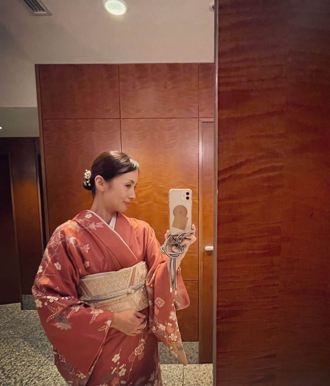 楊原京子さんのインスタグラム写真 - (楊原京子Instagram)「今日も、お疲れ様でした🍵🌙 ・ ・ #和装　#お着物　#kimono」9月27日 23時58分 - kyoko.yanagihara