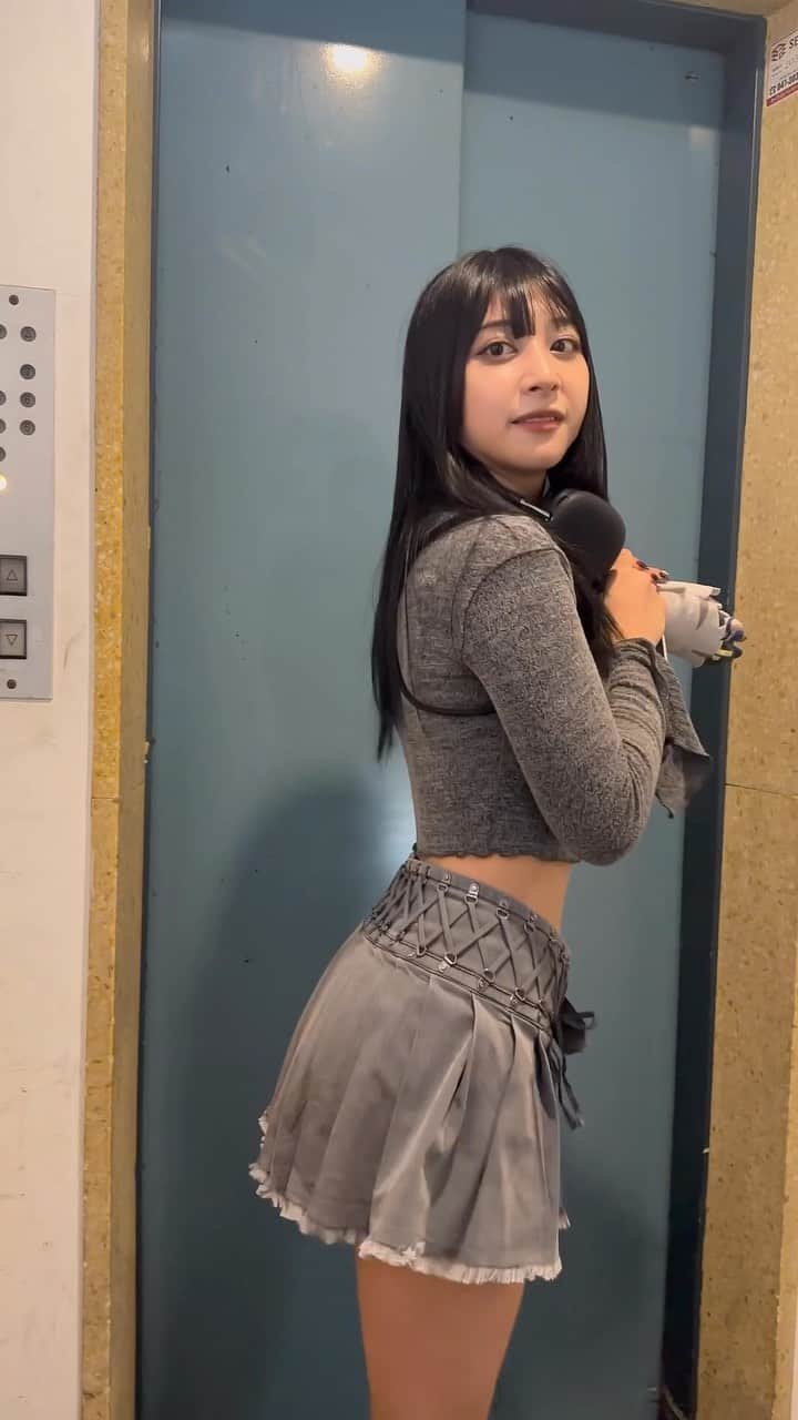 のインスタグラム：「パンツ見えた人いる❓」