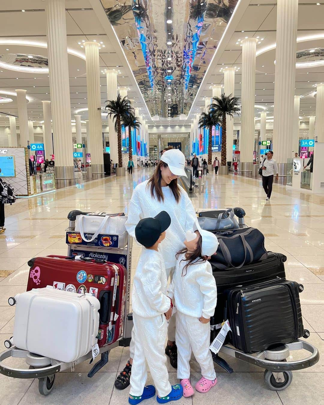 Remiのインスタグラム：「Here we're back in Dubai🇦🇪 世界一周旅の5カ国目は約2年ぶりのUAEドバイ！ 2夜連続の機内泊を乗り越えて、朝4時に到着するやいなやそのまま物件巡り、学校巡り、投資先との契約と怒涛の面談&ツアー🏠🏫🏙 バタバタだけど、ワクワク✨ 体調を整えるため、用事以外はお部屋でのんびり好きなことをするフリータイム📺🎮  この世界一周を終えたらドバイに移住します！ いよいよ生活する実感が湧いてきた…！！  ------------ 📍 #Dubai #UAE ✈️ #dubaiinternationalairport  #ドバイ国際空港  🗓 2023.9.25  #ドバイ #ドバイ空港 #海外移住 #ドバイ移住 #教育移住  #子連れ世界一周 #世界一周 #空港コーデ #機内コーデ #aww #worldroundtravel #remi_world2023 #lovetabi #lovetabimama」