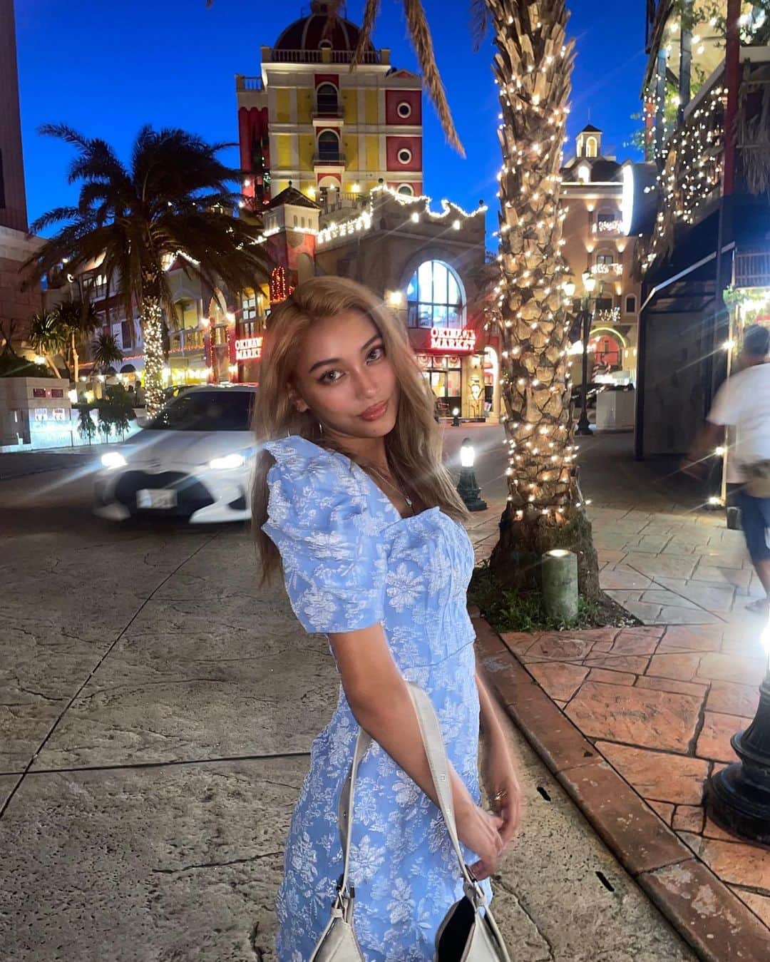 えまぽち(穂波エマ)のインスタグラム：「キラキラした所だいすき👸🏼💍🧞‍♀️🌺」