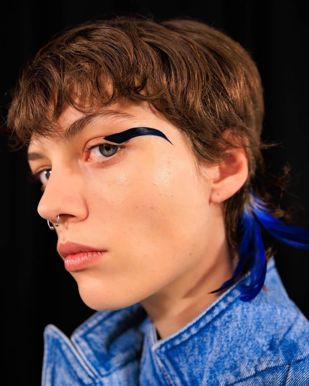 Vogue Beautyさんのインスタグラム写真 - (Vogue BeautyInstagram)「Feathers and liner, as seen backstage at @driesvannoten's spring 2024 show during #ParisFashionWeek. Tap the link in our bio to see more of the best backstage moments this season. Photographed by @styledumonde」9月27日 23時51分 - voguebeauty