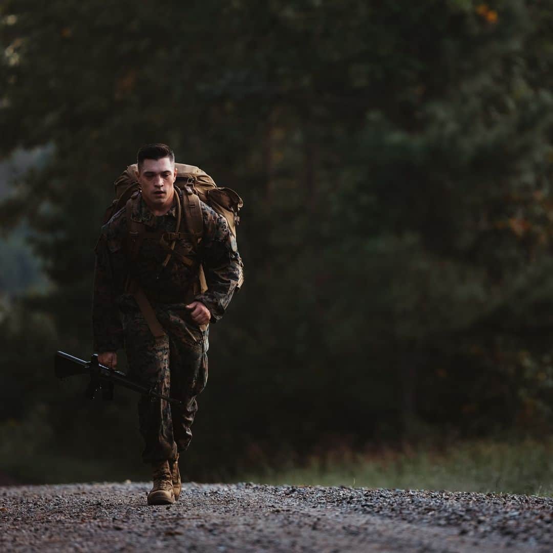 アメリカ海兵隊のインスタグラム：「🎵 Over the Hills and Far Away 🎵   📍  Fort Walker, Virginia (Sept. 20, 2023)  #Marines conduct a 20-kilometer hike during the Division Leaders Assessment Program.   The program helps Marines improve their warfighting abilities through mentorship and learning opportunities, resulting in greater lethality and endurance.   📷 (U.S. Marine Corps photo by Cpl. Alexis Sanchez)  #USMC #SemperFi」