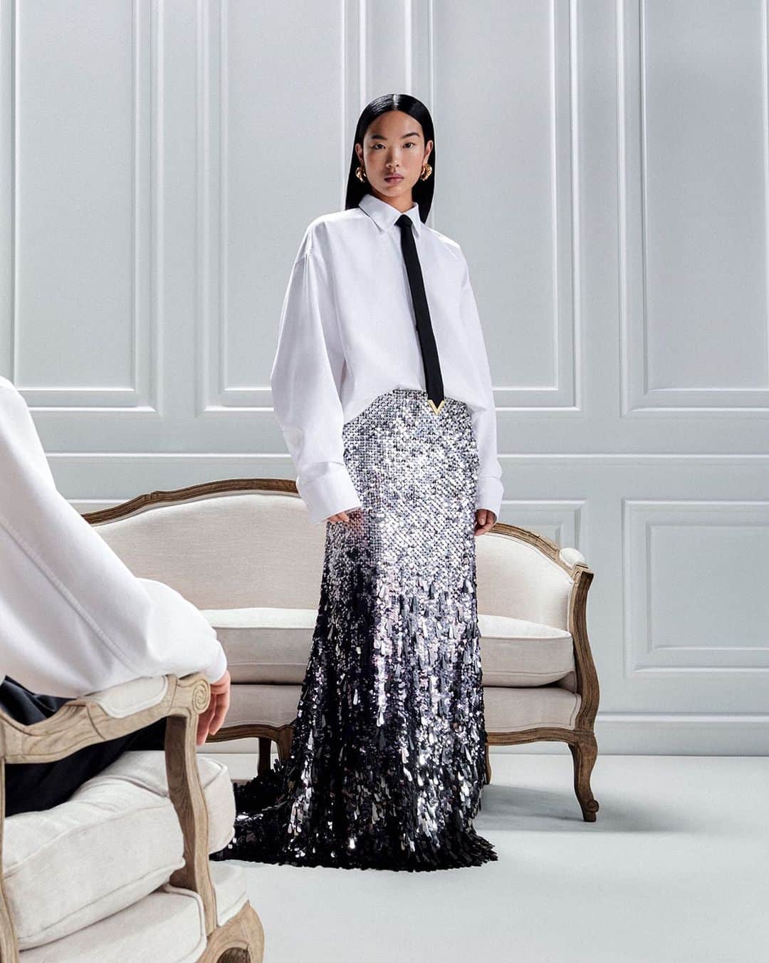 のインスタグラム：「An unconventional wardrobe, rooted in tradition.   Classic pieces like white shirts and ties are styled with of-the-moment materials and contemporary silhouettes for #ValentinoBlackTie.   Shop the collection now through the link in bio.」