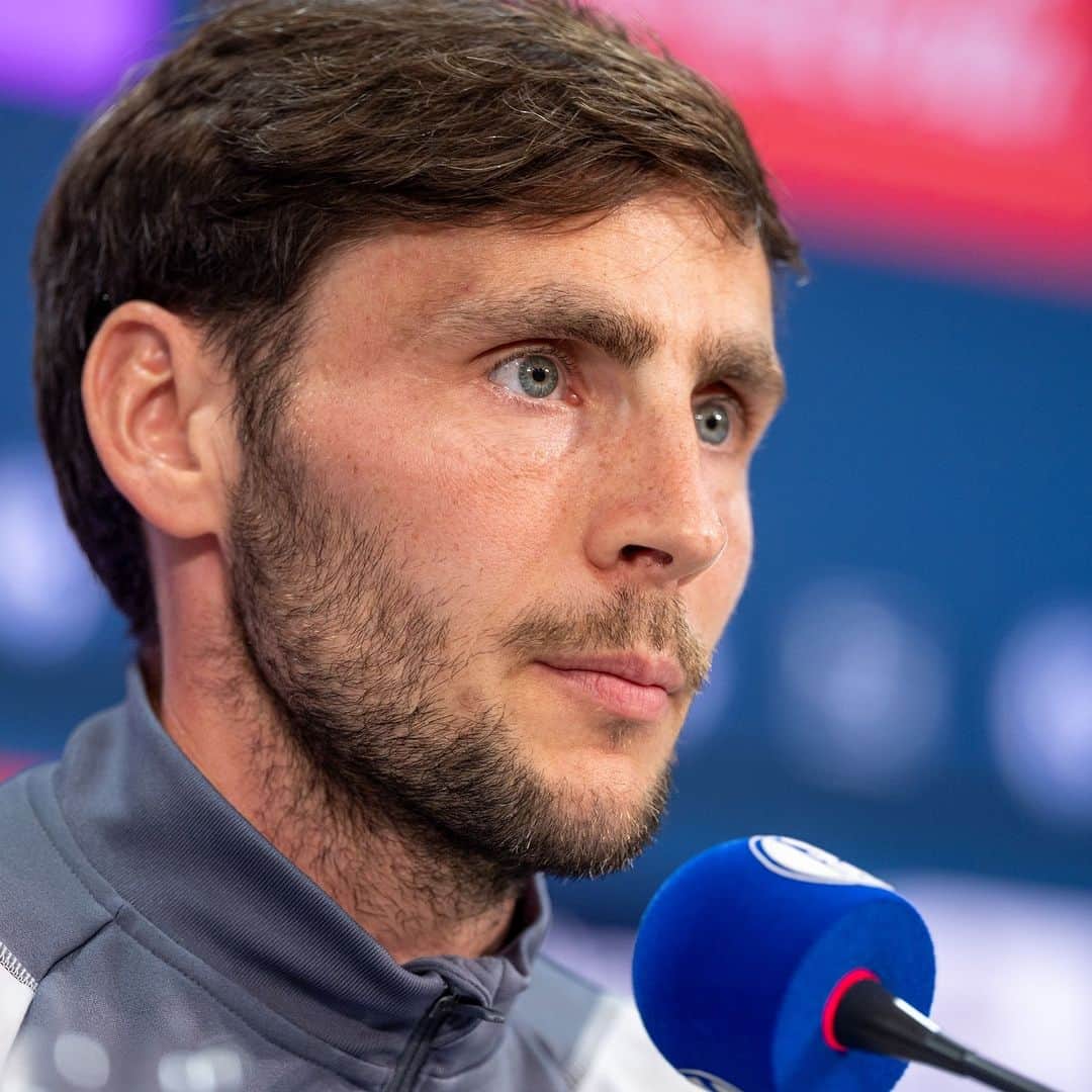 シャルケ04のインスタグラム：「Matthias Kreutzer: Jeder ist in der Pflicht, in den Spiegel zu schauen, den Fokus auf das Spiel gegen Paderborn zu legen und seine Energie nicht mit anderen Dingen zu verschwenden 🗯️ . . #S04 #Schalke #Knappen #Königsblau #SCPS04」