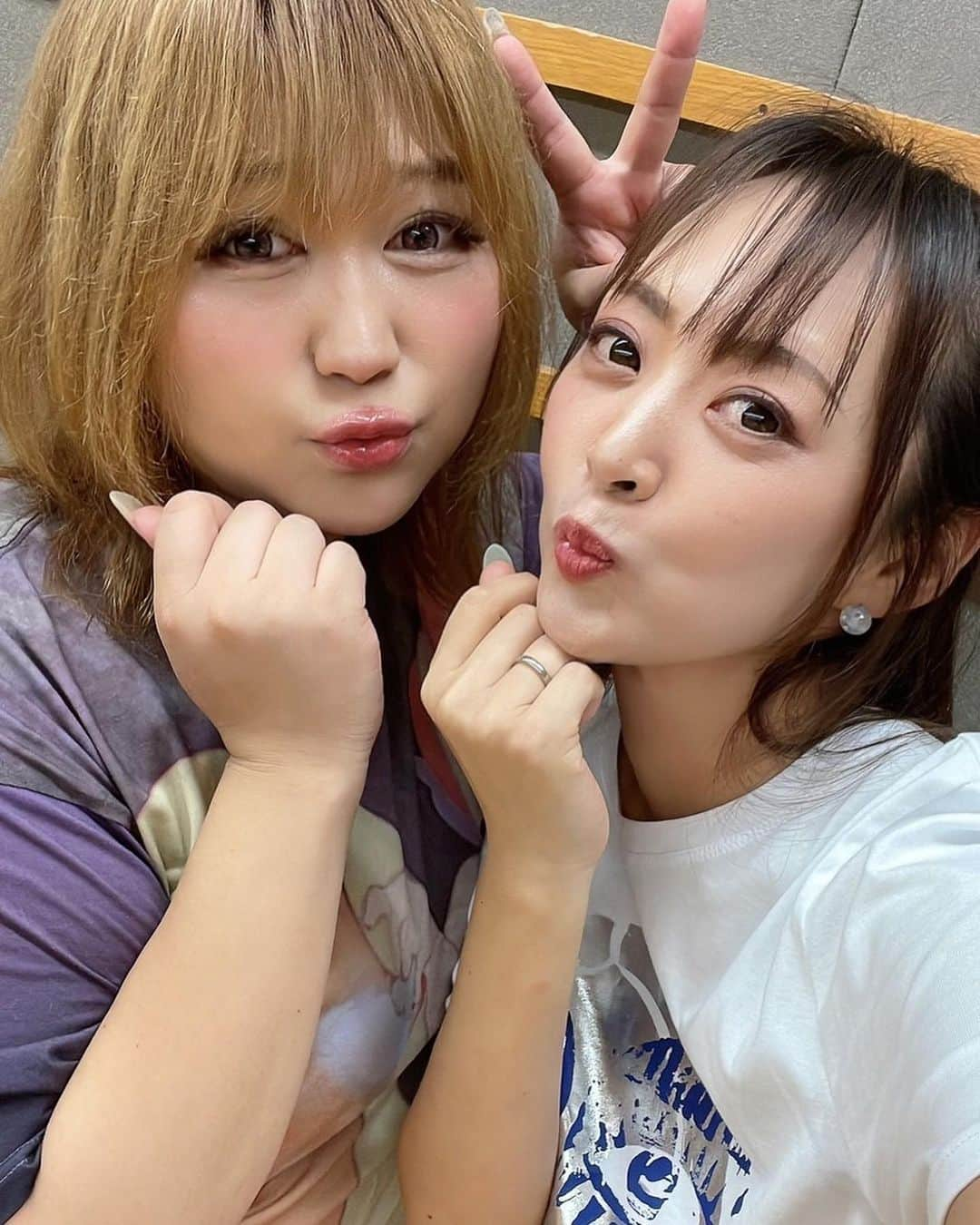 みかんのインスタグラム：「🍊と🍎 とある番組で出荷の準備中😆  #りんごちゃん #ものまねみかん #出荷準備中」