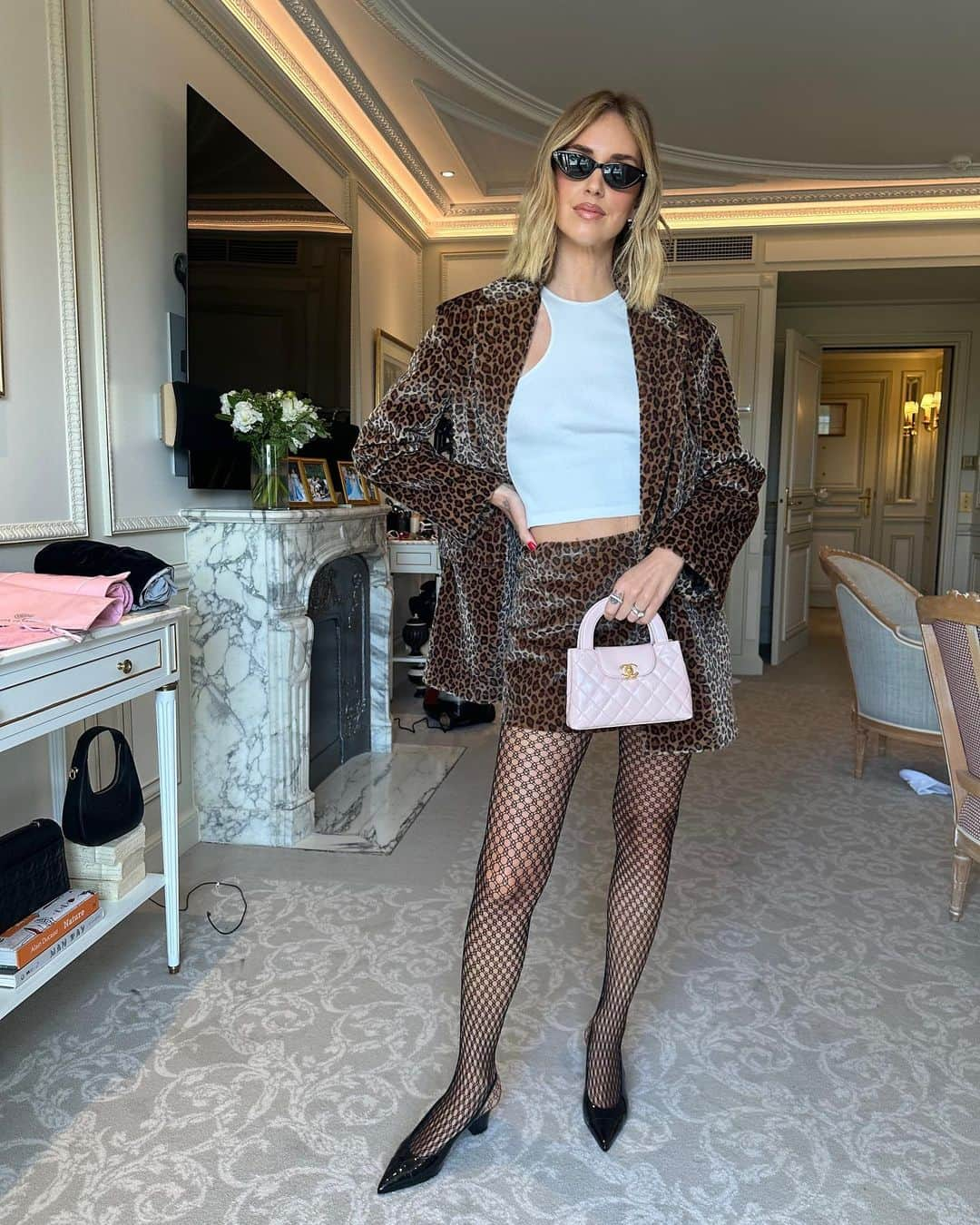 キアラ・フェラーニさんのインスタグラム写真 - (キアラ・フェラーニInstagram)「Day off in Paris and this is my look of the day ✨ Prints and cool @calzedonia fishnet tights ✌️ #calzedonia #ChiaraWearsCalzedonia #adv」9月27日 23時56分 - chiaraferragni