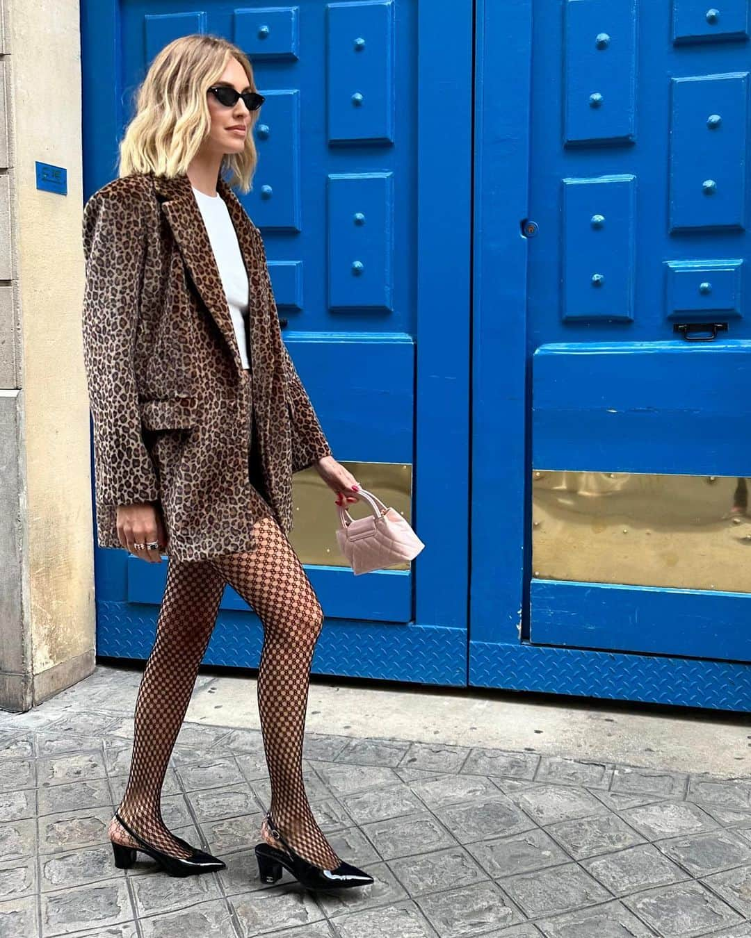 キアラ・フェラーニさんのインスタグラム写真 - (キアラ・フェラーニInstagram)「Day off in Paris and this is my look of the day ✨ Prints and cool @calzedonia fishnet tights ✌️ #calzedonia #ChiaraWearsCalzedonia #adv」9月27日 23時56分 - chiaraferragni