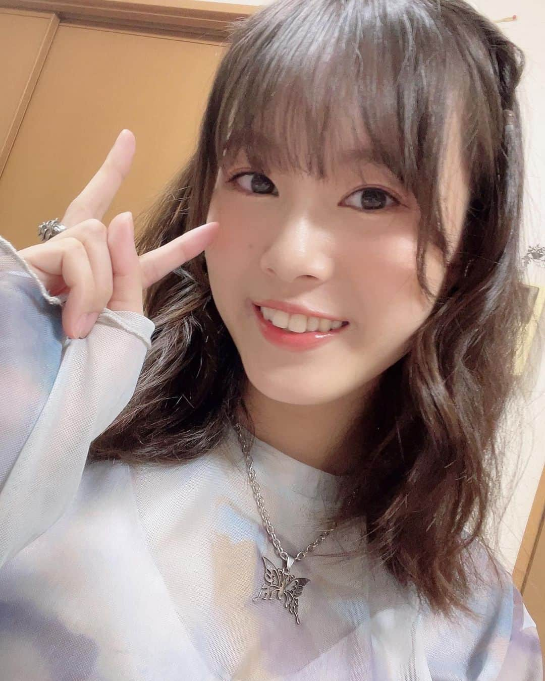 熊田茜音のインスタグラム：「⁡ ⁡ 長くなりそうだったからインスタで☺️ ⁡ この夏、本当にたくさんのリリイベを開催することができました。 たくさん、会いに来てくれてありがとう。 初めて出会えた方もたくさんいて 遠くからでも応援の言葉をくれて ⁡ 幸せ者です ⁡ ほんと、みんなのこと一人ずつぎゅーって 抱きしめたくなっちゃうくらい 愛おしいです ⁡ 照れくさいけどこれが本心！笑 ⁡ いつもたくさんの元気をありがとう みんなの笑顔は宝物として胸にしまってあります ⁡ 私の仕事の一つとして、会える場所をたくさん作ることだと思ってます。 そのために頑張る ⁡ そして私はやっぱり歌っている時が、 ライブしてる時が一番　私　です。 ライブじゃないと伝えられないことがたくさんある。 ⁡ だから歌う時にはみんなといたい コロナ渦で会えなかった分これからたくさん会おうね ⁡ 絶対武道館つれてくから！ そしてその後もずっとみんなといたいです！ 大好きです！！！ いつもいつもありがとう。  10/9 リリイベ集大成の何か　笑　やります！ またね、よろしくね！」