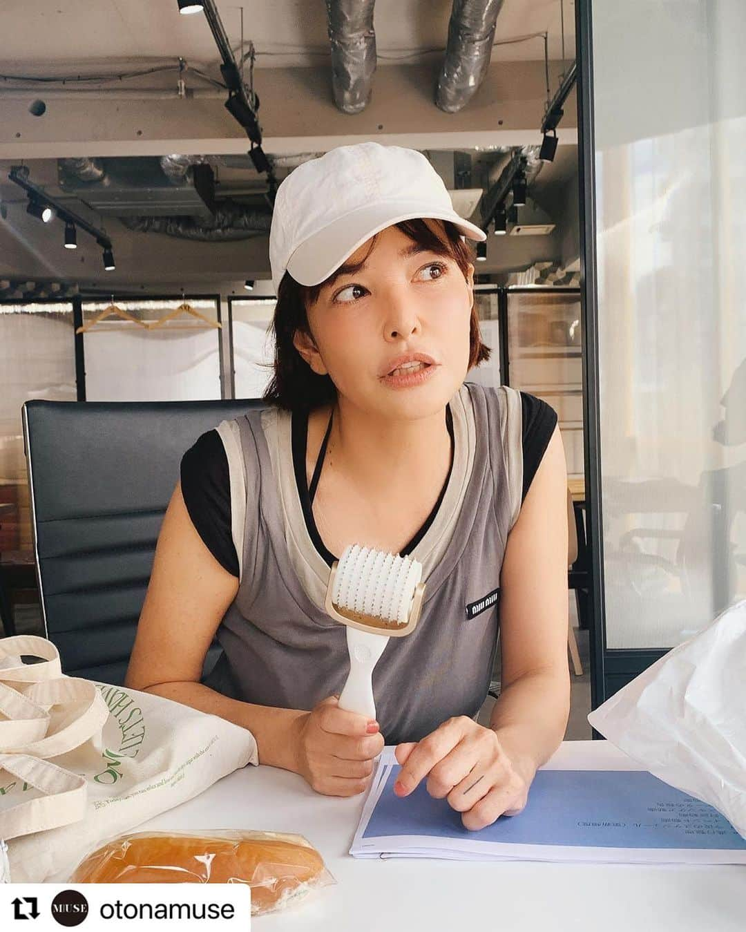 FitnessPlanner 星野由香さんのインスタグラム写真 - (FitnessPlanner 星野由香Instagram)「#Repost @otonamuse with @use.repost  Instagram Liveでもご使用いただいていたそうで✨開発者として嬉しい限りです😊✨ 皆さんのお体やお顔のアンチエイジングにお役立ていただけますように🙏  @otonamuse の皆様もありがとうございます✨  ・・・ みなさま、梨花さん×ミューズのYouTubeチャンネル、楽しんでいただけてますか⁉︎（あ、チャンネル登録お願いします😉）  チームみんなで、がっつり打ち合わせDAY。梨花さんの喜怒哀楽の激しさや🤣  そして、そして、打ち合わせ中、手に握りしめているのは、そう！　佐藤栞里さんと滝沢カレンさんの回に登場した、例のアレです。  ほんとに痛いけど効きそう。。。  #otonaMUSE#オトナミューズ #梨花#RINKA#miumiu  #差し入れは大量のコッペパンサンド #小麦粉大好き梨花さん #なぜあの体型が保てるの？」9月27日 23時58分 - yuka.hoshino222