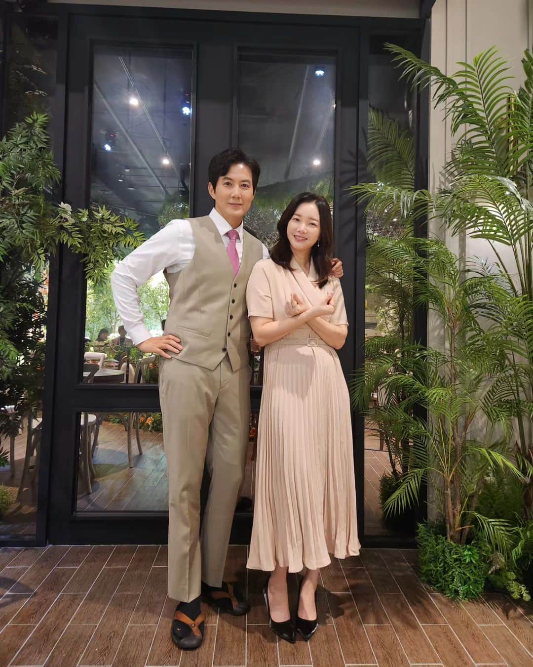 のインスタグラム：「#주말드라마 #kbs #진짜가나타났다 #결혼식 #대기 #놀이  드라마 씬 중에  잔치 결혼식 싸움 등 군중씬(몹씬)은  정말이지 찍는 사람도 찍히는 사람도 진빼는 씬 임^^  10분 정도 장면을 위해 5-6시간은 기본^^  이번 결혼식 장면은 좀 길게 나온터라 하루종일 찍었던 기억이^^   감독님 작가님 이하 스텝분들과 함께 연기하신 동료 선후배님들 수고하셨습니다.  다음 작품에서 또 뵈요^^」