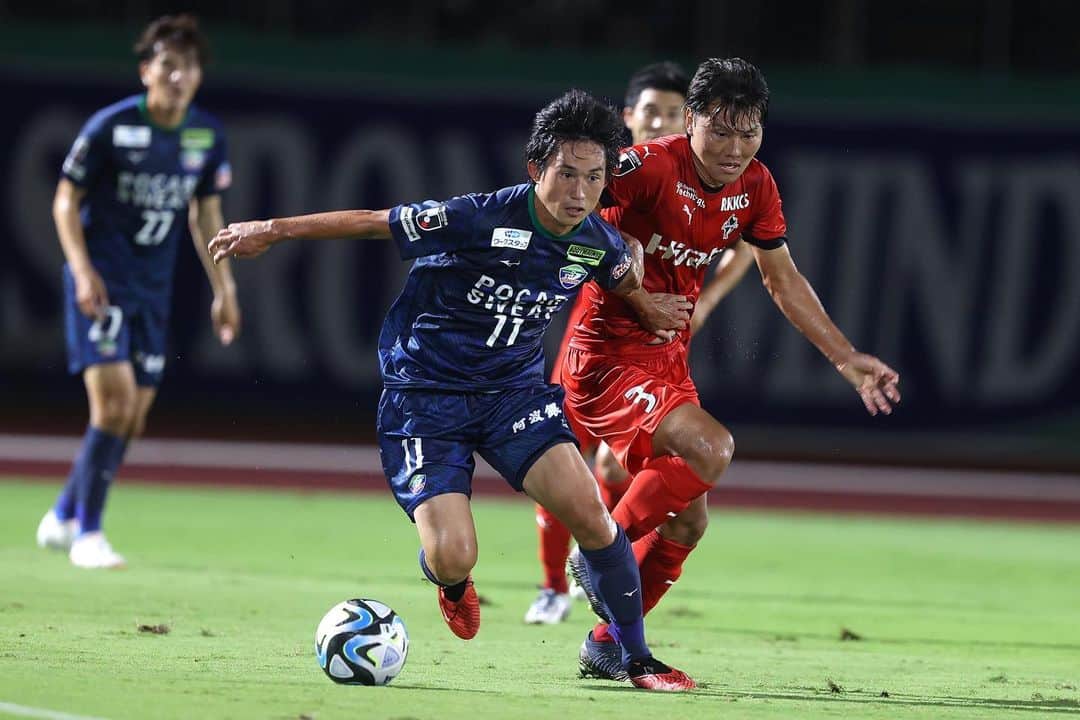 徳島ヴォルティスのインスタグラム：「明治安田生命J2リーグ第38節 #徳島ヴォルティス 0-1 #ロアッソ熊本  ホームのサポーターと共に、最後まで勝利を目指して戦いましたが、悔しい敗戦。 平日のナイトゲームにも関わらず、スタジアムでは3,126人のファン・サポーターが、またDAZNなどでも多くの方々が後押ししてくれました。 本当にありがとうございました。  悔しい結果となりましたが、これからも戦い続けるしかありません。  中3日でアウェイ山形戦を迎えます。 勝利のために、できることを全てやって試合に次戦に挑みます。  #徳島ヴォルティス #vortis #Jリーグ #football」