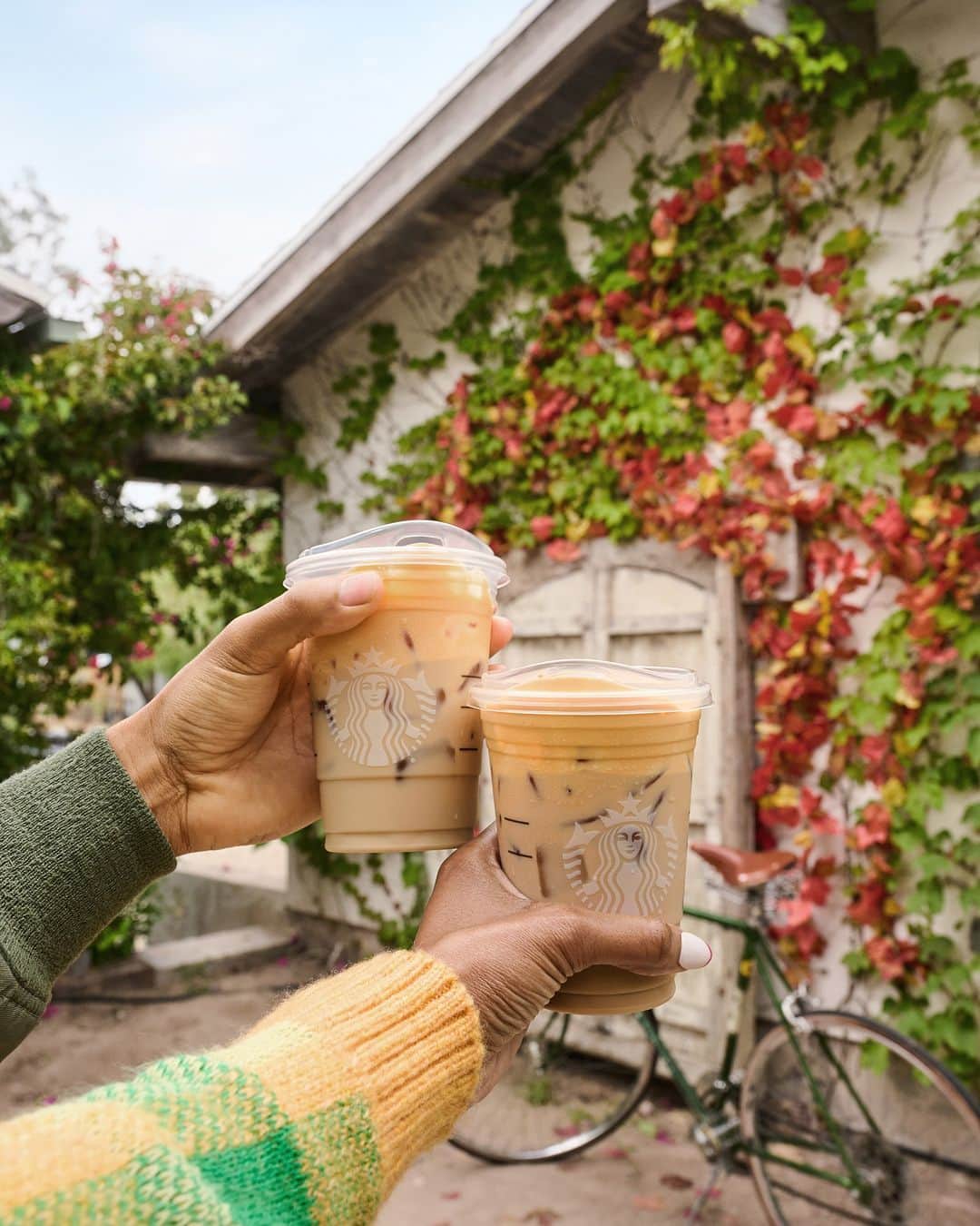 Starbucksのインスタグラム：「Chai date with the best-tea. 🧡 Iced Pumpkin Cream Chai Tea Latte 🧡」
