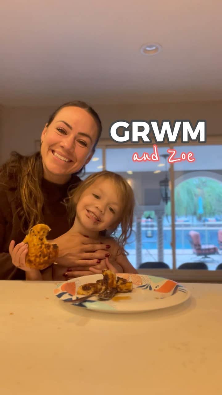Camille Leblanc-Bazinetのインスタグラム：「Welcome to my morning routine ☀️   I try to always spend as much time as possible with my daughter. 💕We cook her breakfast together every morning and she loves to help. Today we made protein chocolate chip pancakes.🥞🤤  I fast in the morning so I try to do a short run or other light intensity exercise to get maximum benefits. 🏃🏽‍♀️I take BCAAs before my run so I can get some protein in to fuel my muscles while flipping that fat burning switch in my fasted cardio.  I always feel so much better after I move and it helps give me a boost to get to work to create and take care of my clients ❤️🙌🏽Action leads motivation!   💡I notice that delaying food intake (and especially carbs) to later in the day helps me with mental clarity, focus, blood sugar control, insulin sensitivity, and getting the appropriate hormonal response from my pre-workout meal in the afternoon.   Check out my 30 Day Trim and Train Challenge starting this Monday (Oct 2nd) where I teach you everything about how to pair hormonal response with your training and nutrition to get the most out of your lifestyle ☺️」