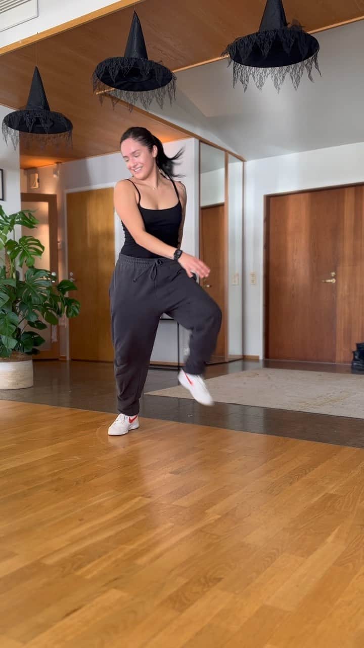 のインスタグラム：「Bringing this one back because it has lived rent free in my head since January 💃🏻」