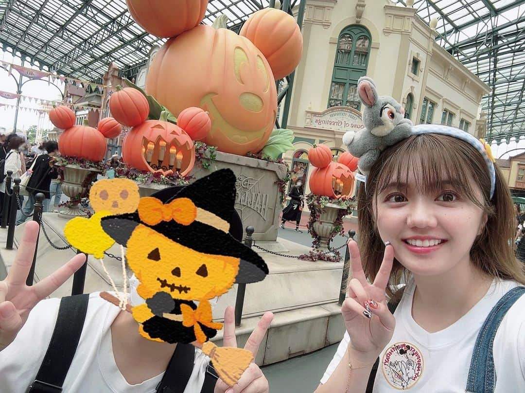 長江里加さんのインスタグラム写真 - (長江里加Instagram)「🎃👻 久々にシールもらったら、 こんなにお祝いしてくれるんだあ！ ってビックリするほどあちこちで声を掛けてくれました♡ ありがとうございます♡ そして、自分が貼ってるからというMagicで、 同じように誕生日シールを貼ってる人が目について仕方なかった！笑 わ！あそこにも！ここにも！そこにも！！ こんなにいる…！！！！ みんなハッピーバースデー🎂 ジャングルクルーズ乗った時、私含めて5人もいたかんね🙋‍♀️ #ジェルネイル #セルフネイル」9月28日 0時01分 - o_rikachi_o