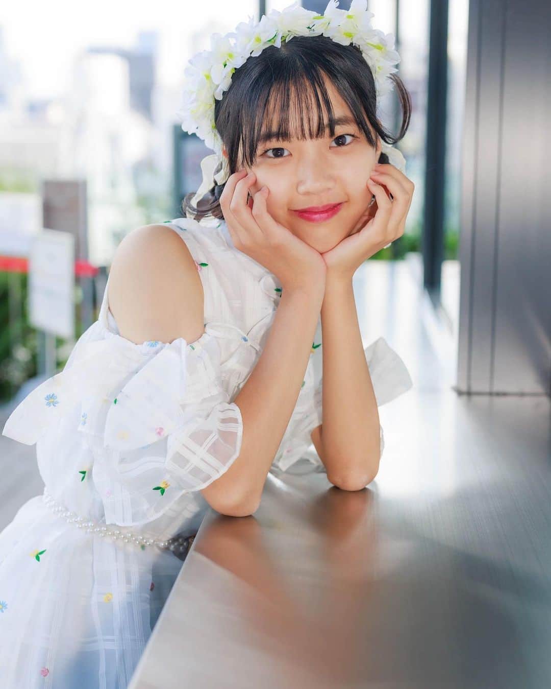 北島澪のインスタグラム：「✨✨✨✨✨✨✨✨✨✨✨  ちゃんと見とるよ💚 いつもありがとう︎💕︎  ✨✨✨✨✨✨✨✨✨✨✨   #ワンピース  #ワンピースコーデ  #花かんむり  #花冠  #白  #刺繍  #ファインダー越しの私の世界  #ありがとう  #推し  #推してください  #有名になりたい  #モデル  #ジュニアモデル  #キッズモデル  #特典会  #撮影  #撮影モデル  #写真好きな人と繋がりたい  #写真撮ってる人と繋がりたい  #写真  #フォト  #ファッション  #fashion  #photo  #picture  #camera  #model」